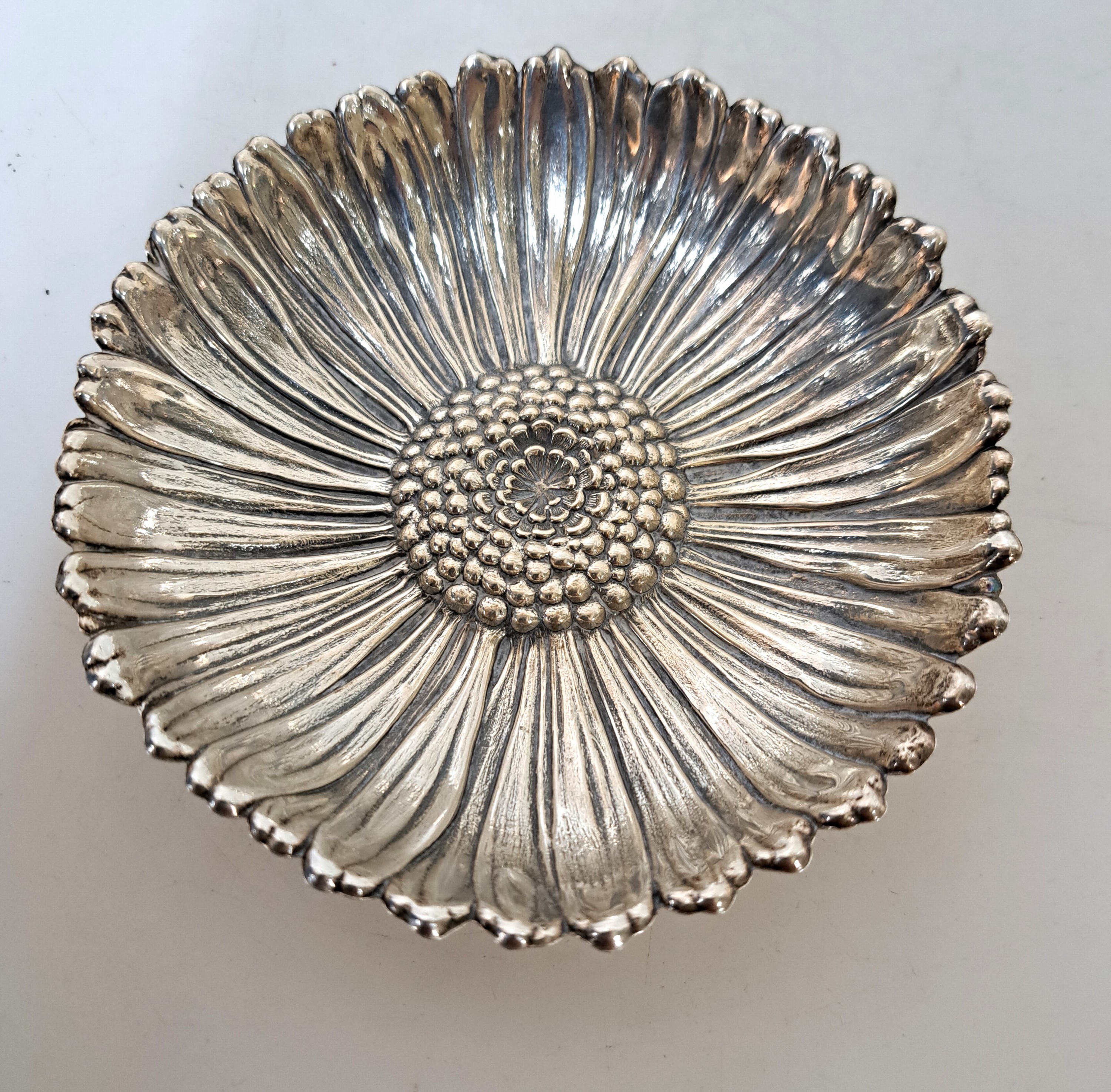 Detail a: Silberschale Gänseblümchen, Buccellati, 20.Jh., Sterlingsilber, gepunzt, D. 12 cm, ca. 104g