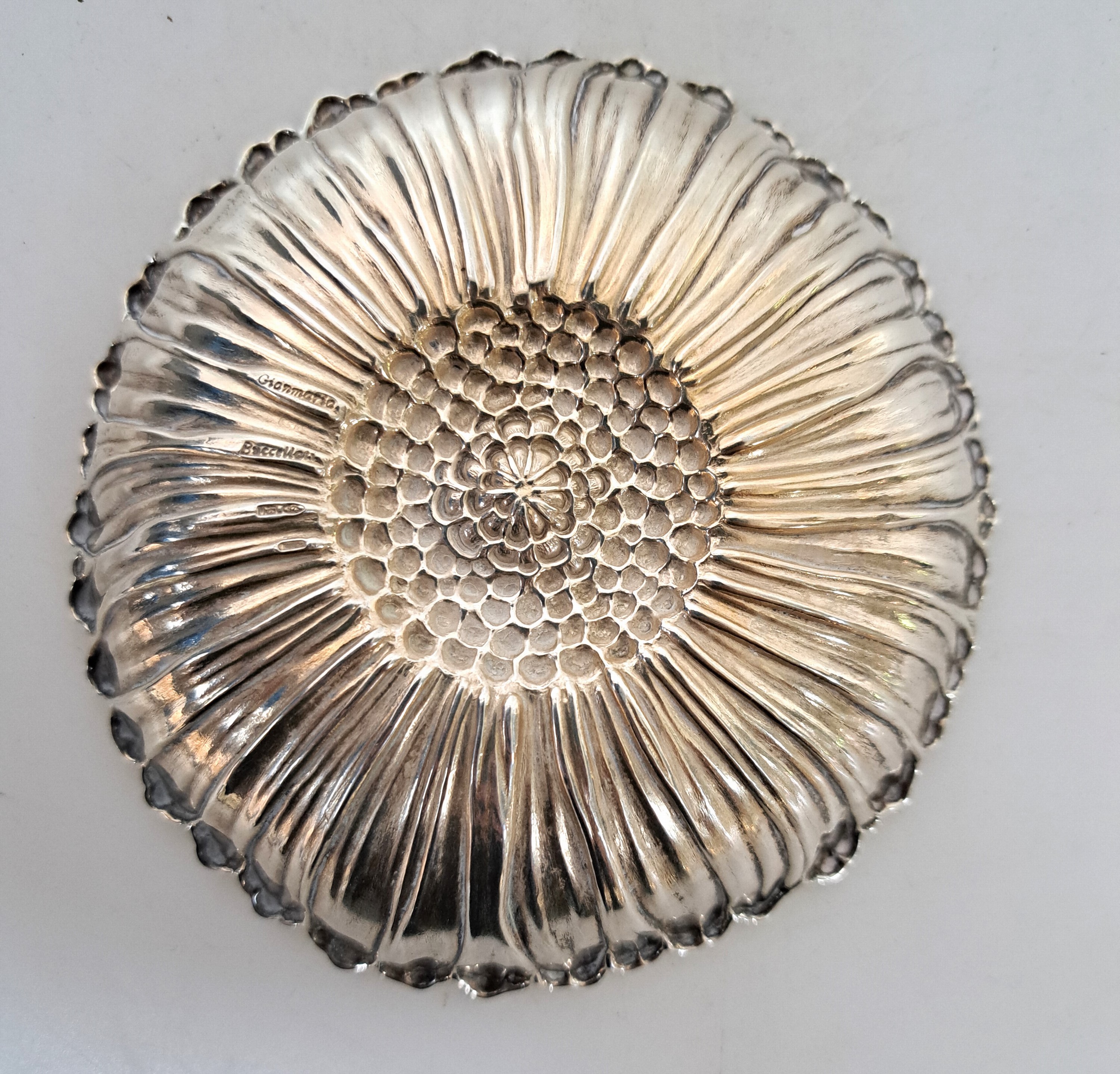 Detail c: Silberschale Gänseblümchen, Buccellati, 20.Jh., Sterlingsilber, gepunzt, D. 12 cm, ca. 104g