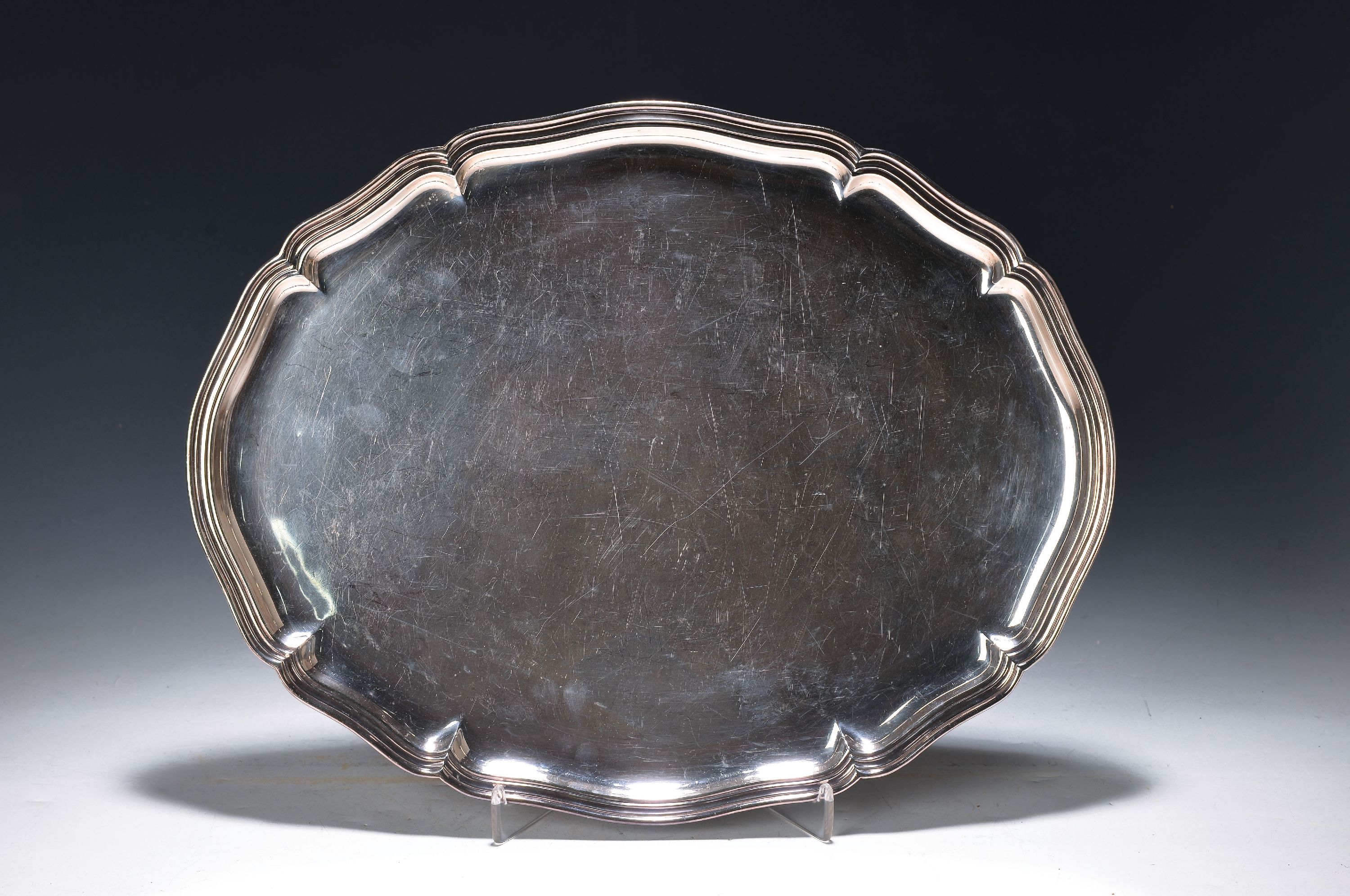 Ovales Silbertablett, Wilhem Binder, 1930er Jahre, 830er Silber, 8-passige Form, profilierter Rand, ca. 45 x 35cm, ca. 1060 g Gebr.-spuren