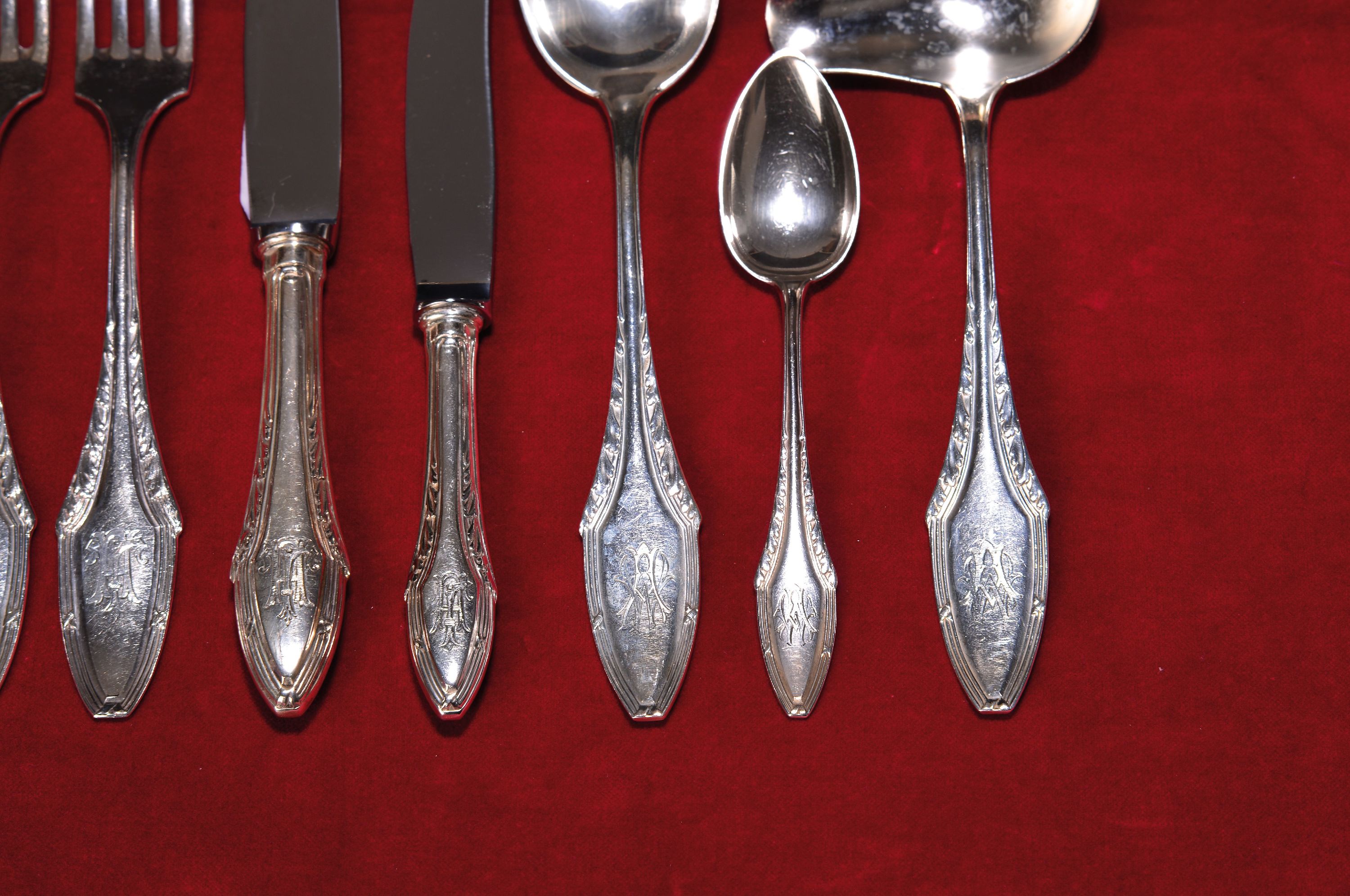 Detail a: Umfangreiches Tafelbesteck, 800er Silber, deutsch, um 1900, Meistermarke GR, 24 Gabeln, 24 Messer, 12 Suppenlöffel, 18 Dessert-/Vorspeisenmesser, 18 ...