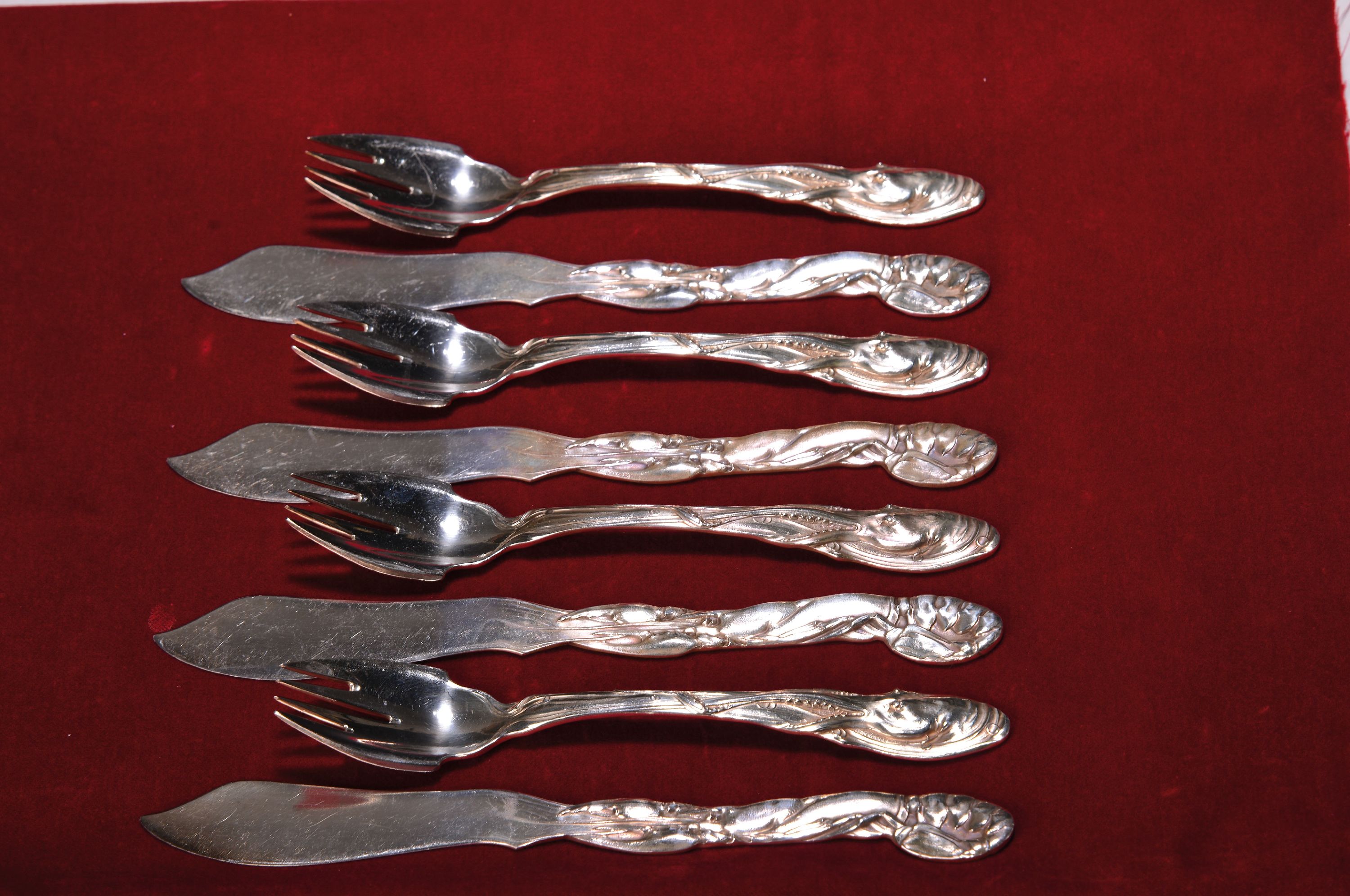 Detail a: Fischbesteck für 12 Personen, Wilkens, um 1900, 800er Silber, Stiele mit Tintenfisch bzw. Hummer verziert, 12 Gabeln und 12 Messer in Vollsilber, ...