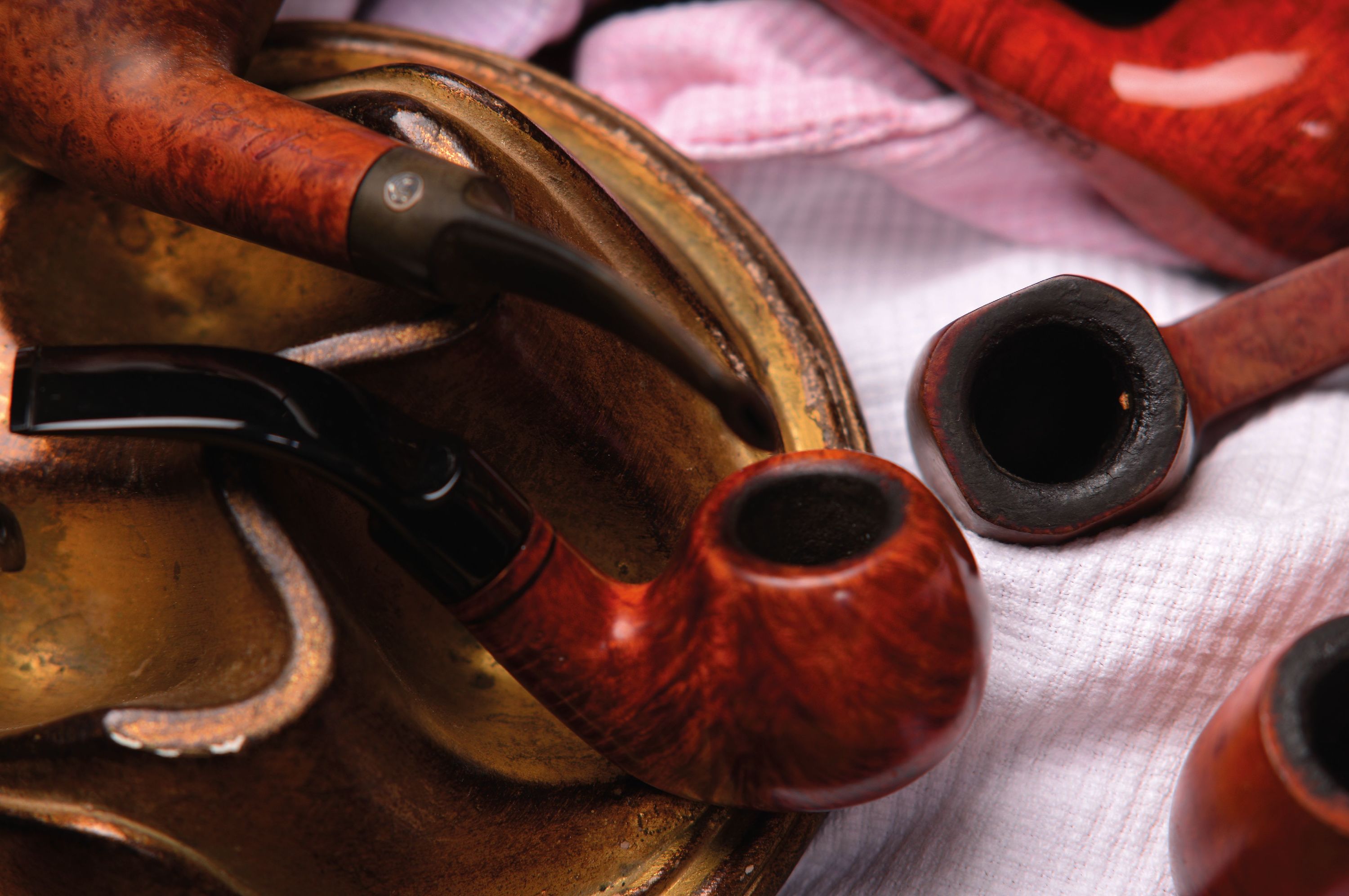 Detail a: Pfeifensammlung mit Zubehör, 51 Pfeifen, versch. Hersteller, u.a. Savinelli, Tabakstopf Rosenthal und einmal mit Leder; l. Alterssp.