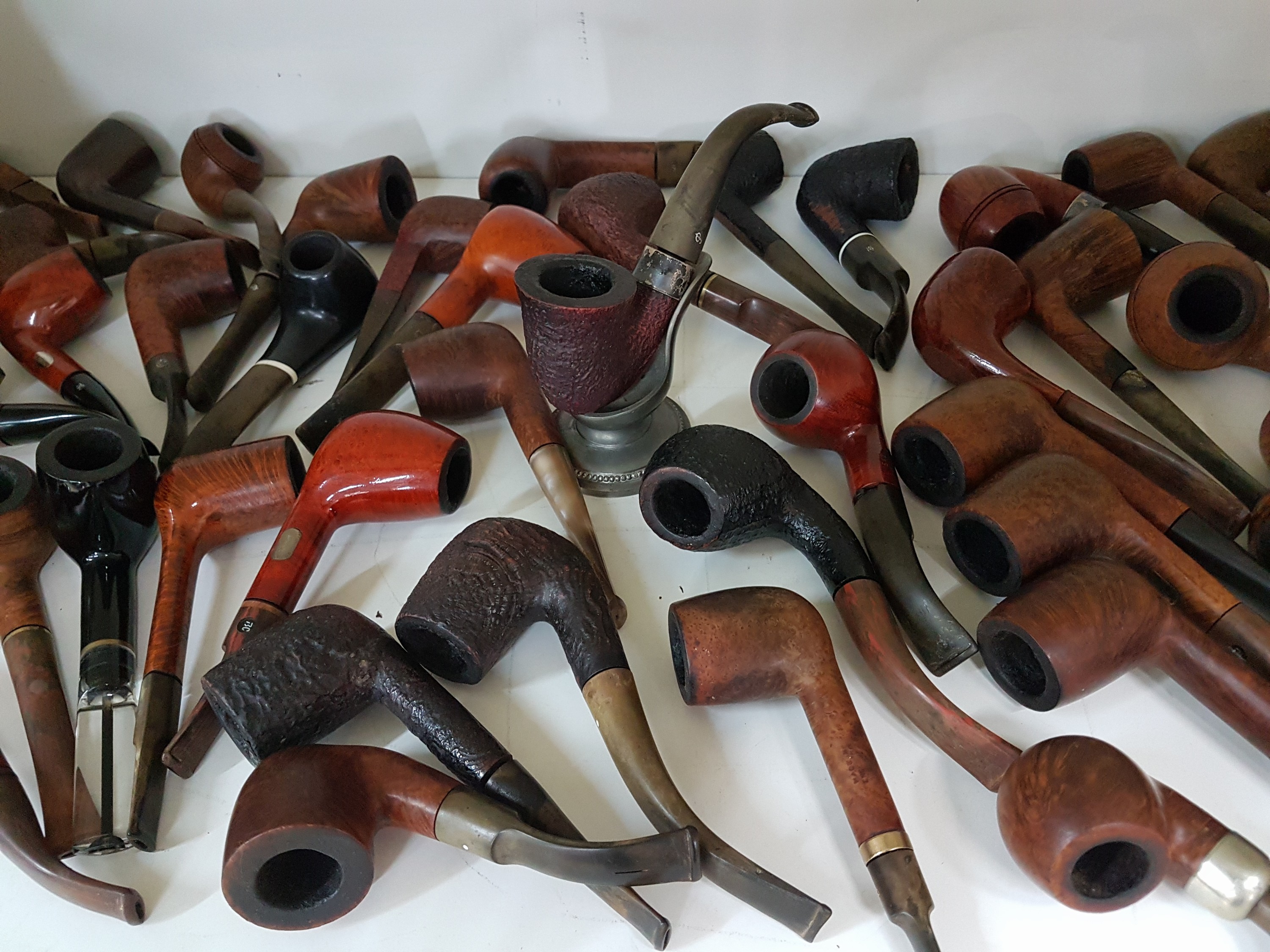 Detail c: Pfeifensammlung mit Zubehör, 51 Pfeifen, versch. Hersteller, u.a. Savinelli, Tabakstopf Rosenthal und einmal mit Leder; l. Alterssp.