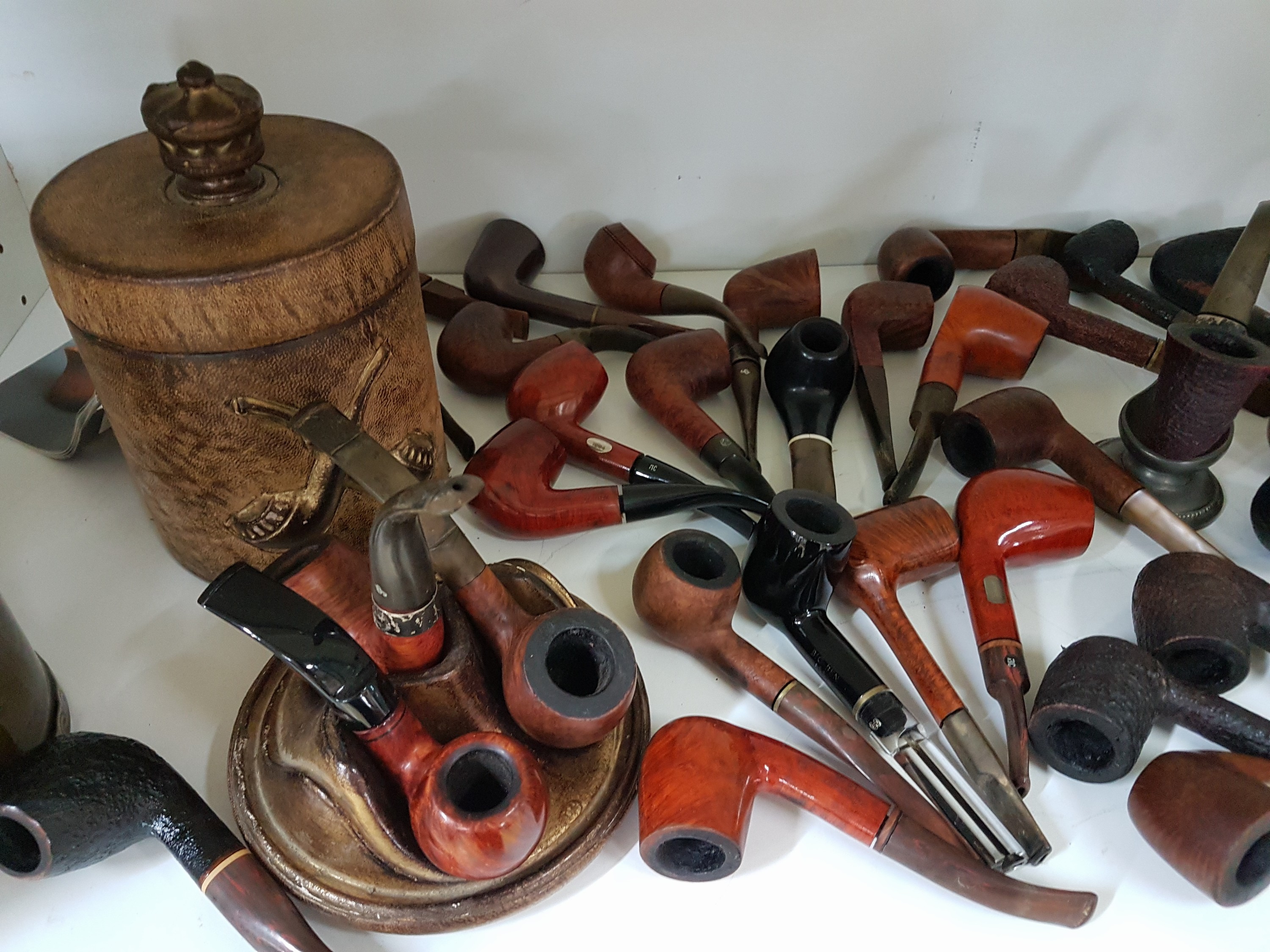 Detail d: Pfeifensammlung mit Zubehör, 51 Pfeifen, versch. Hersteller, u.a. Savinelli, Tabakstopf Rosenthal und einmal mit Leder; l. Alterssp.
