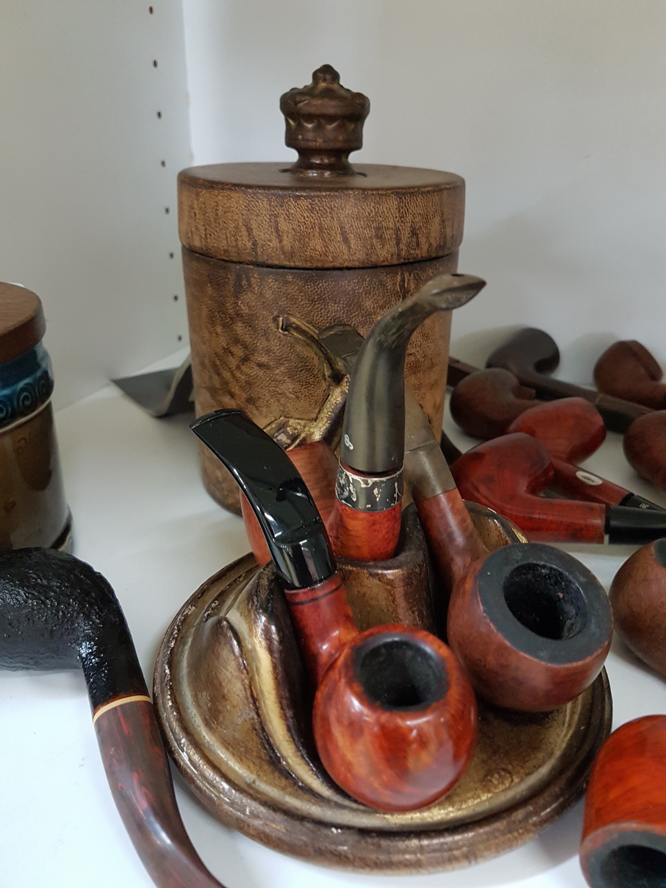 Detail e: Pfeifensammlung mit Zubehör, 51 Pfeifen, versch. Hersteller, u.a. Savinelli, Tabakstopf Rosenthal und einmal mit Leder; l. Alterssp.