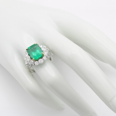 26950926b - Ring mit Smaragd, Brillanten und Diamanten, WG 750/000, achteck. Smaragd von sehr ...