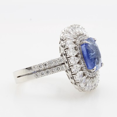 26950927a - Ring mit Ceylon-Saphir, Diamanten und Brillanten, WG 750/000, Saphir im Cushion- Cut ...