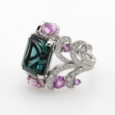 26950928b - Ausgefallener Ring mit Turmalin, Saphiren und Brillanten WG 750/000, Ringschultern in ...