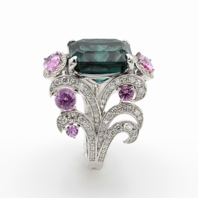 26950928c - Ausgefallener Ring mit Turmalin, Saphiren und Brillanten WG 750/000, Ringschultern in ...