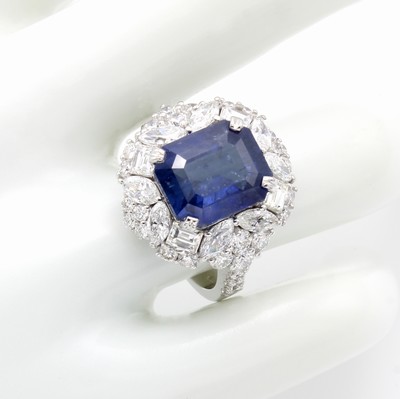 26951189a - Ring mit Saphir, Diamanten und Brillanten, WG 750/000, octagonaler Saphir 6.57 ct ...