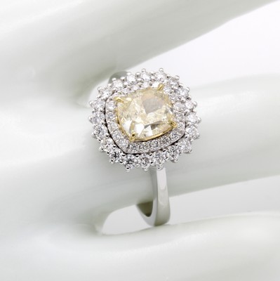 26951274a - Ring mit Diamant und Brillanten, WG 750/000,Diamant im Cushion-Cut 1.69 ct ...