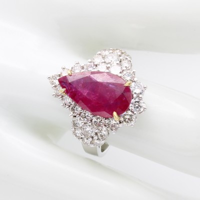 26951283a - Ring mit Rubin und Brillanten, WG 750/000, Rubintropfen ca. 3.73 ct in GG Krappenfassung ...