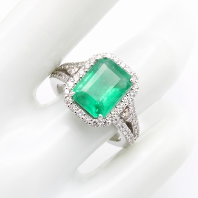 26951396a - Ring mit Smaragd und Brillanten, WG 585/000,geteilte Ringschiene, achteck. Smaragd im ...
