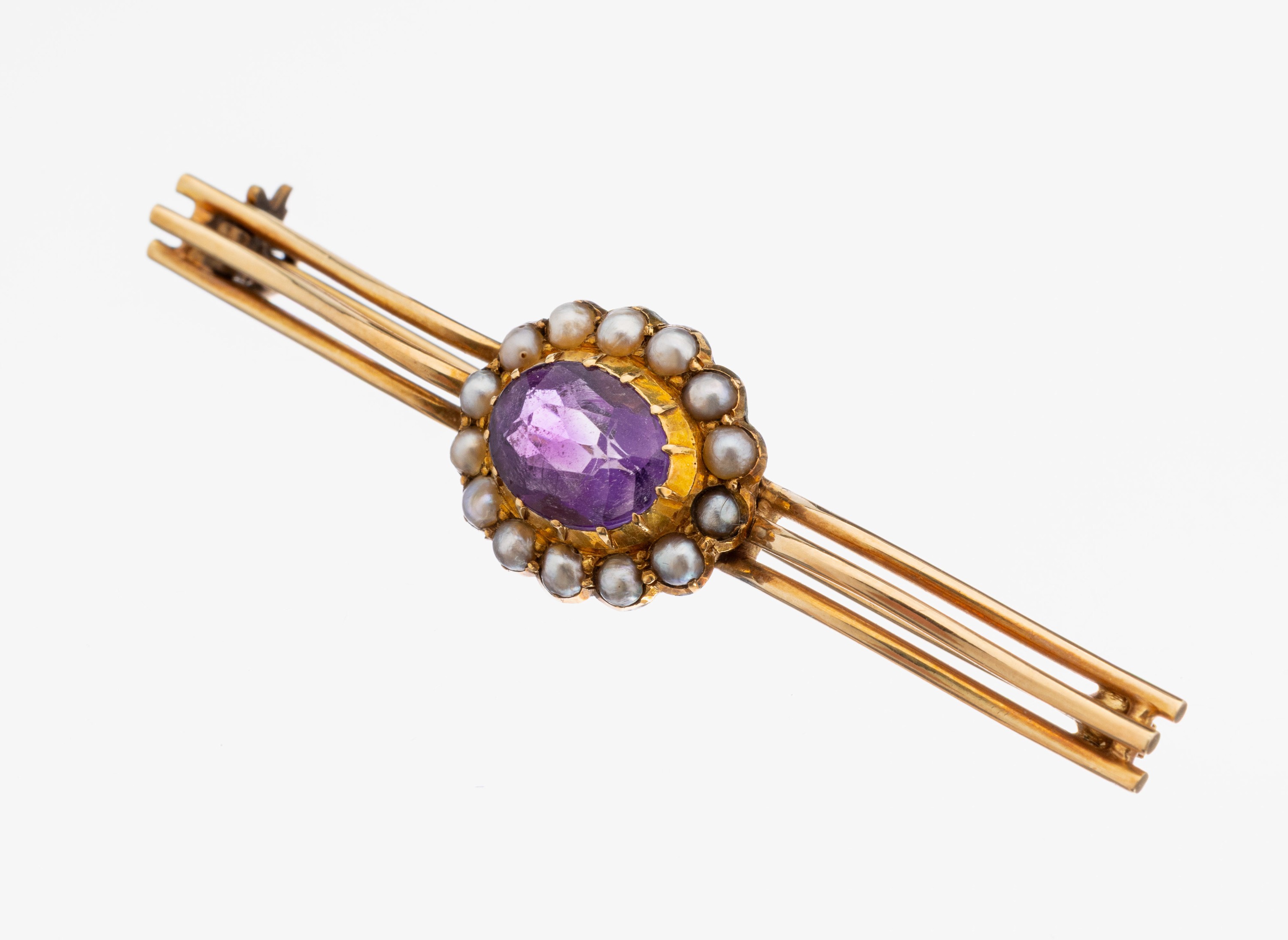 14 kt Gold Amethyst-Perl-Brosche, GG 585/000 gepr., anged. Schleife, mittig ovalfacett. Amethyst umgeben von Flussperlen, L. ca. 5.5 cm, ca. 6.1 g, ...