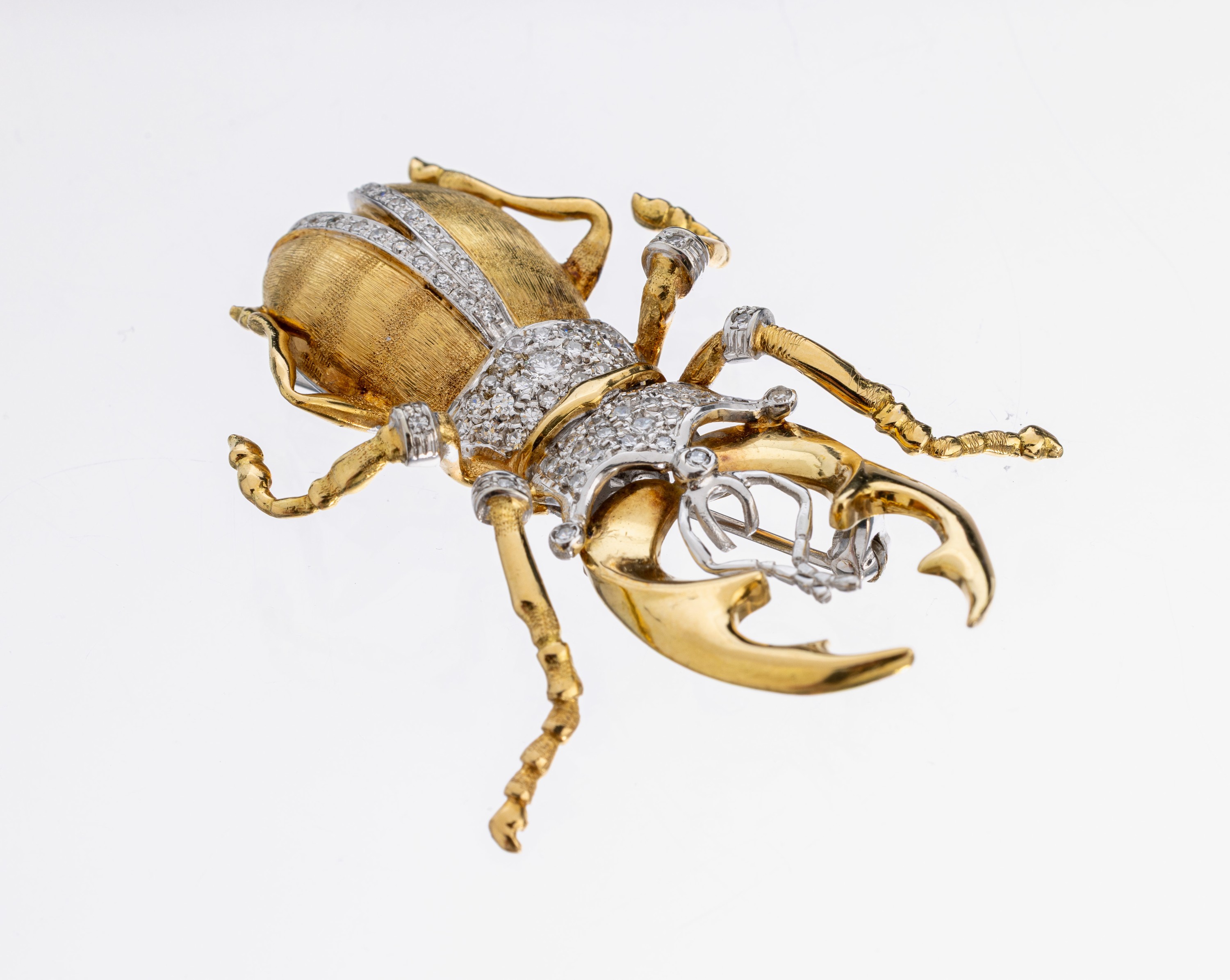 18 kt Gold Diamant-Brosche "Hirschkäfer", GG/WG 750/000, part. sat., qualitätvolle Verarbeitung, 71 Brillanten und 8/8-Diamanten zus. ...