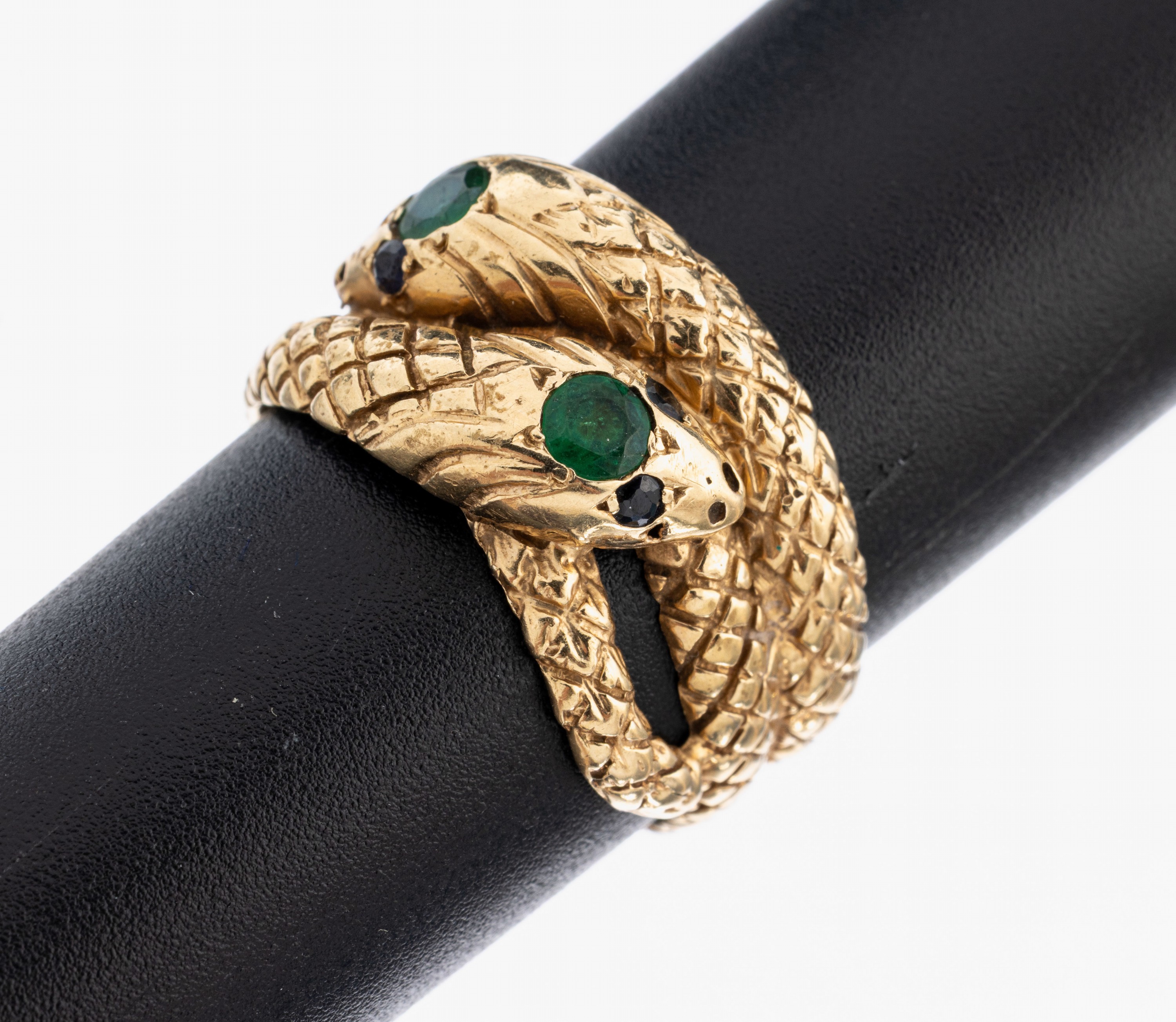 14 kt Gold Smaragd-Schlangenring, deutsch, um 1890, GG 585/000, fein graviert, 2 rundfacett. Smaragde, RW 59, ca. 9.6 g