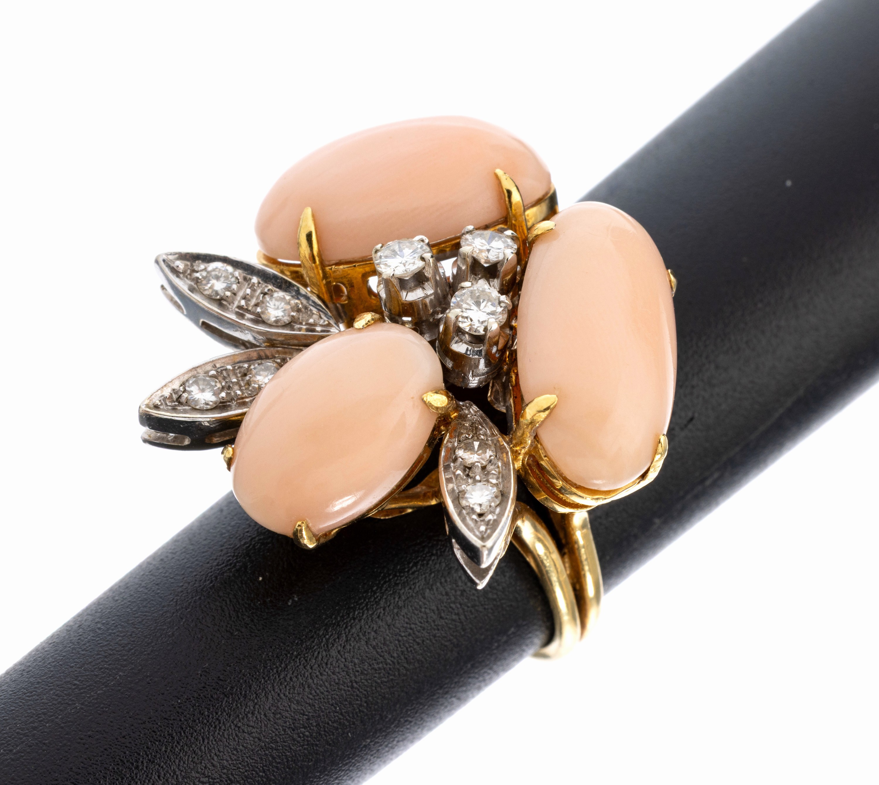 18 kt Gold Korallen-Brillant-Ring, GG/WG 750/000, außergewöhnliche Gestaltung, 3 ovale Korallen-Cabochons in versch. Größen, 9 in WG gefasste ...