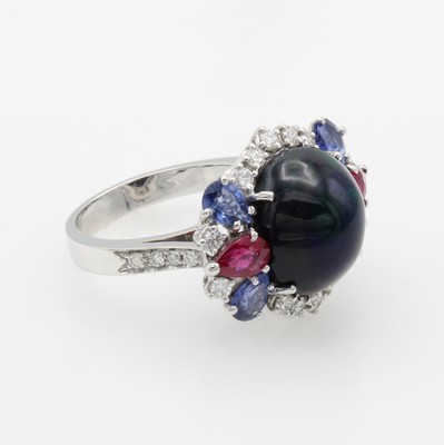 26951405b - Ring mit Farbsteinen und Brillanten, WG 750/000, Opalcabochon ca. 6.00 ct, Rubin- und ...