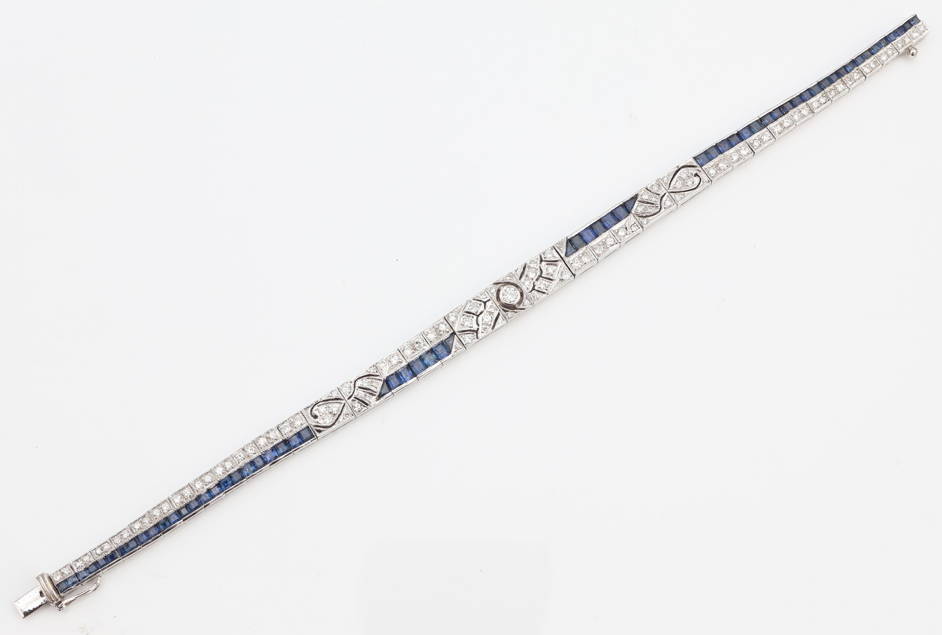 Detail b: 18 kt Gold Brillant-Saphir-Armband, um 1930, WG 750/000, 104 Brillanten zus. ca. 0.80 ct Weiß/si, 62 facett. Saphire zus. ca. 2.80 ct, L. ca. 17 ...