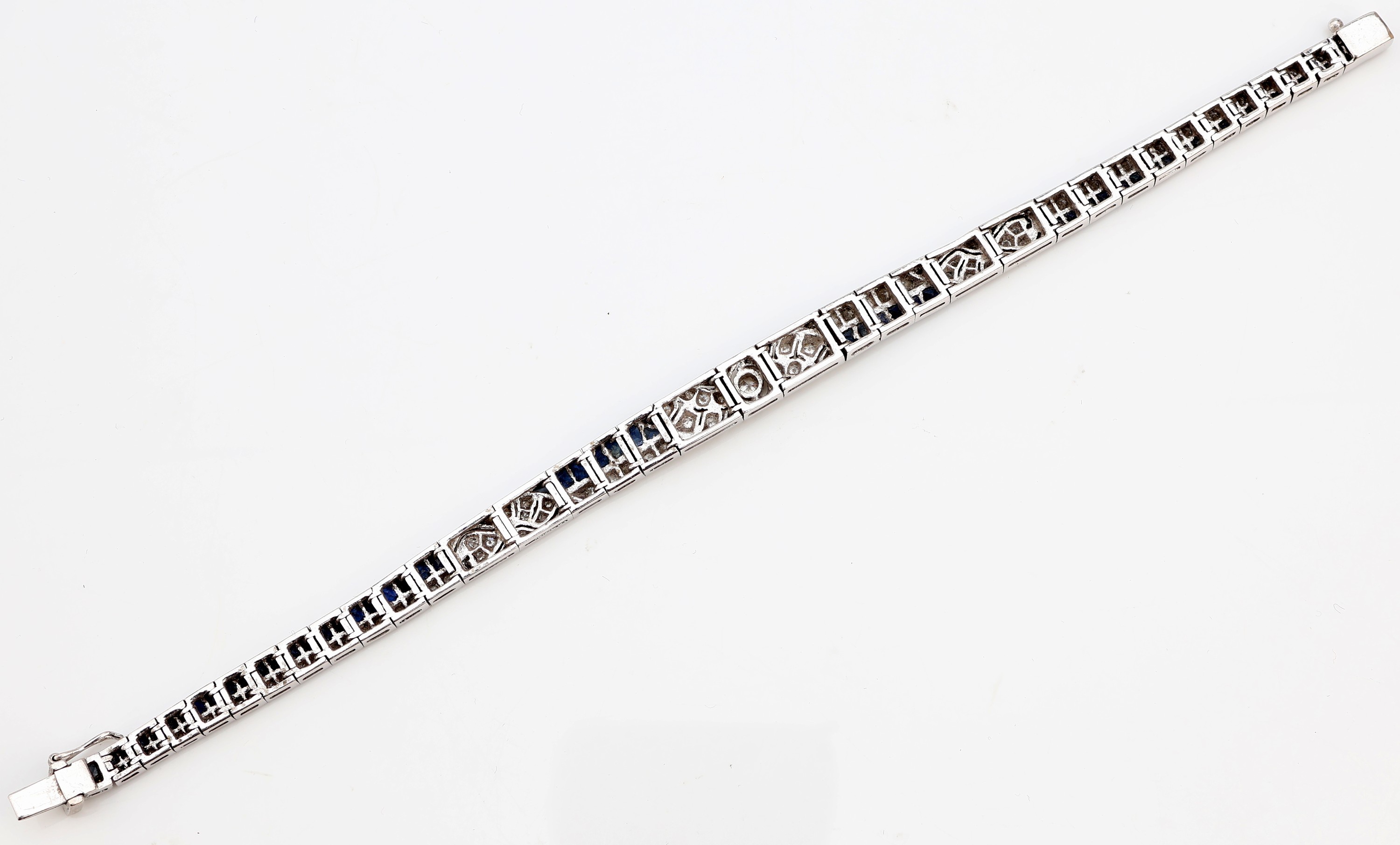 Detail c: 18 kt Gold Brillant-Saphir-Armband, um 1930, WG 750/000, 104 Brillanten zus. ca. 0.80 ct Weiß/si, 62 facett. Saphire zus. ca. 2.80 ct, L. ca. 17 ...