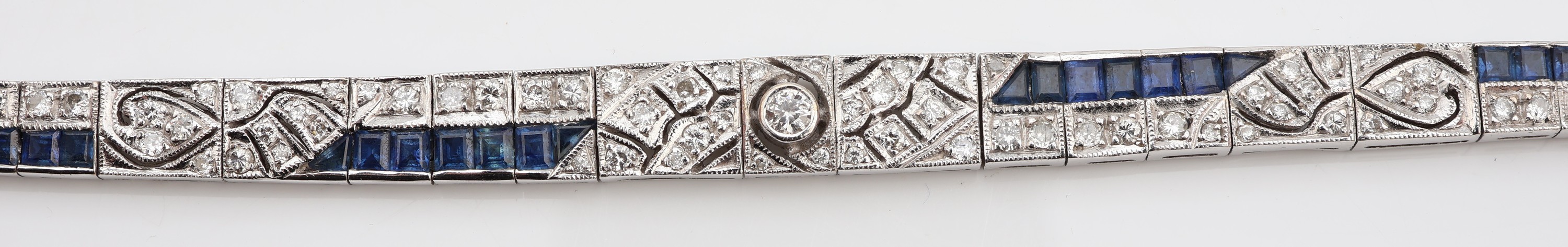 Detail d: 18 kt Gold Brillant-Saphir-Armband, um 1930, WG 750/000, 104 Brillanten zus. ca. 0.80 ct Weiß/si, 62 facett. Saphire zus. ca. 2.80 ct, L. ca. 17 ...