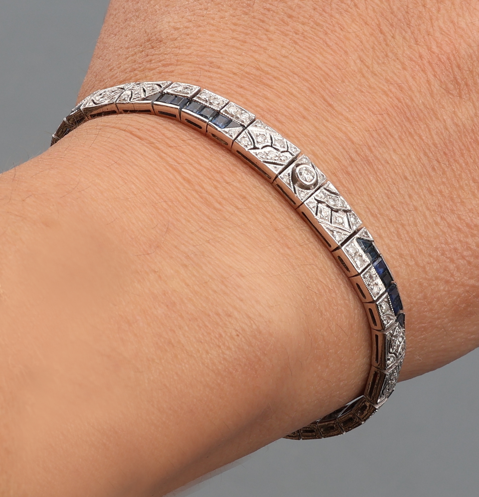 Detail f: 18 kt Gold Brillant-Saphir-Armband, um 1930, WG 750/000, 104 Brillanten zus. ca. 0.80 ct Weiß/si, 62 facett. Saphire zus. ca. 2.80 ct, L. ca. 17 ...