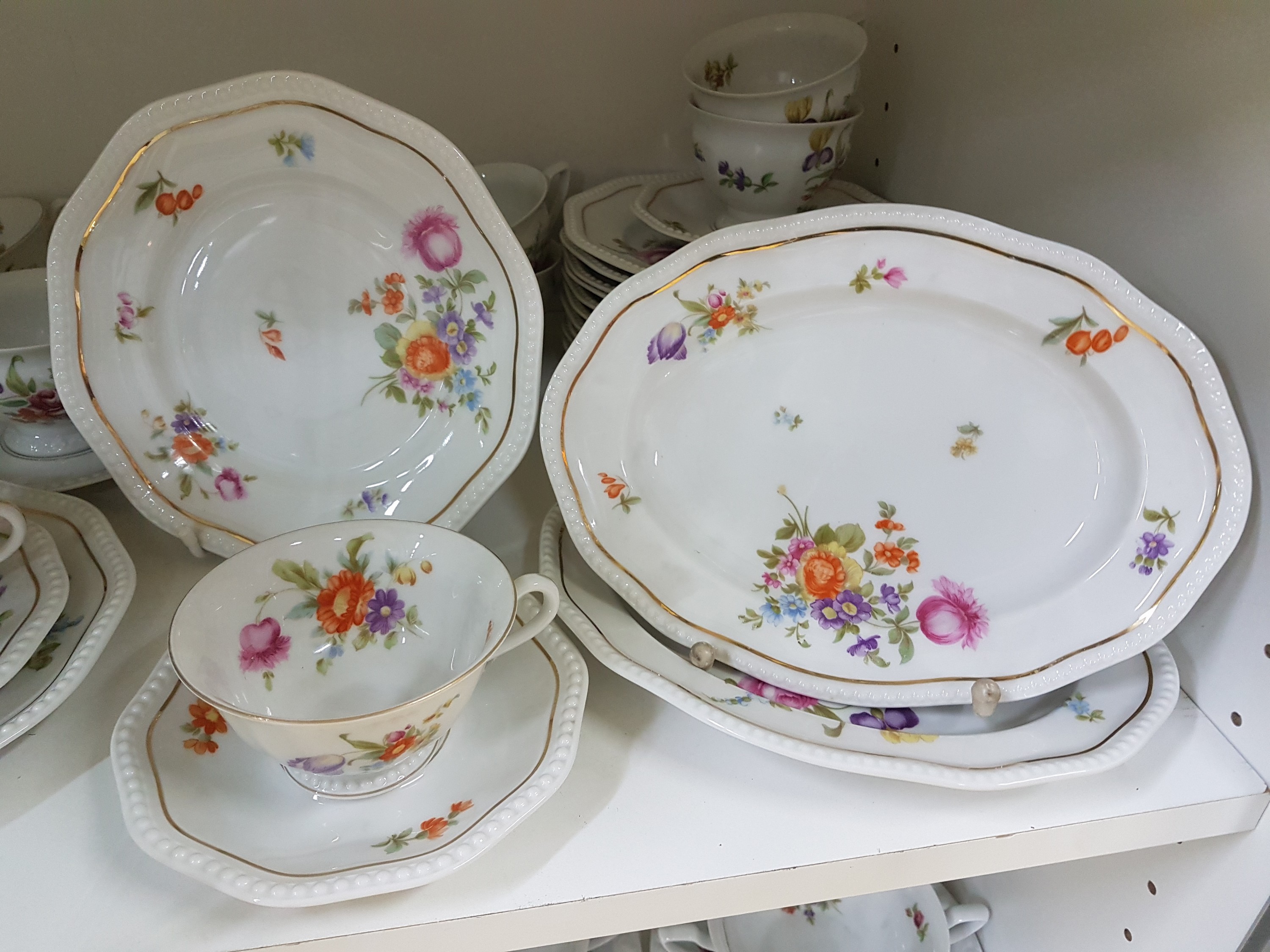Detail a: Kaffee- und Tafelservice, Rosenthal, Blumendekor, Form Maria und Perlrand, 20 Tassen Maria mit 14 Untertassen Perlrand, 12 Dessertteller, 2 ...