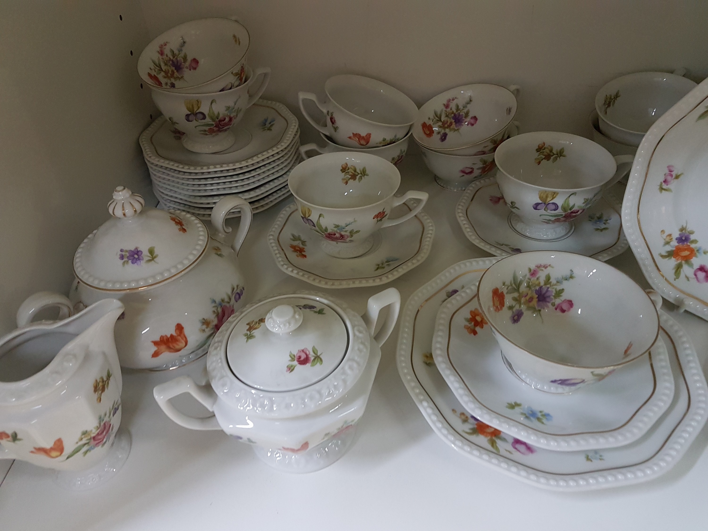 Detail b: Kaffee- und Tafelservice, Rosenthal, Blumendekor, Form Maria und Perlrand, 20 Tassen Maria mit 14 Untertassen Perlrand, 12 Dessertteller, 2 ...