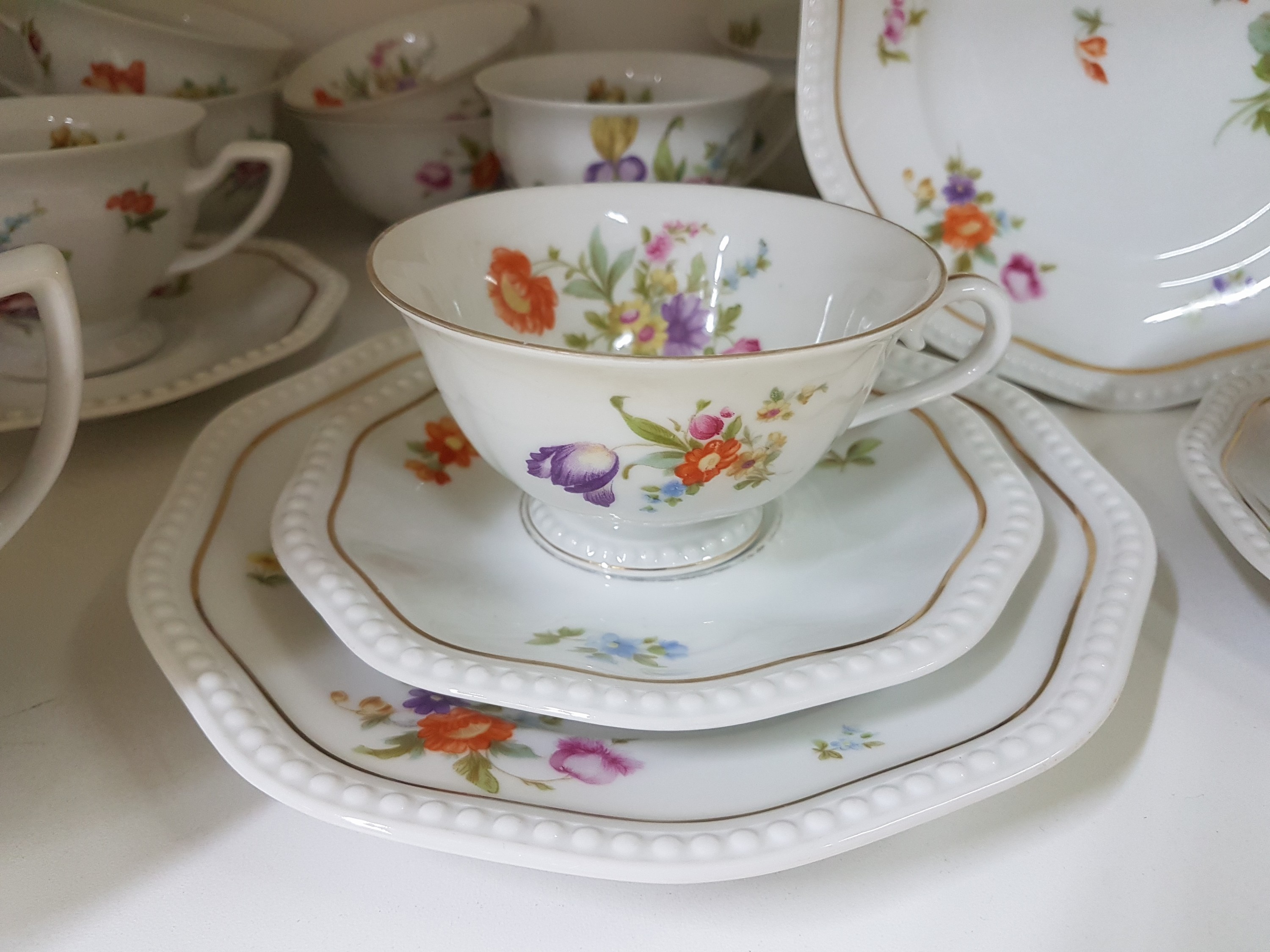 Detail c: Kaffee- und Tafelservice, Rosenthal, Blumendekor, Form Maria und Perlrand, 20 Tassen Maria mit 14 Untertassen Perlrand, 12 Dessertteller, 2 ...