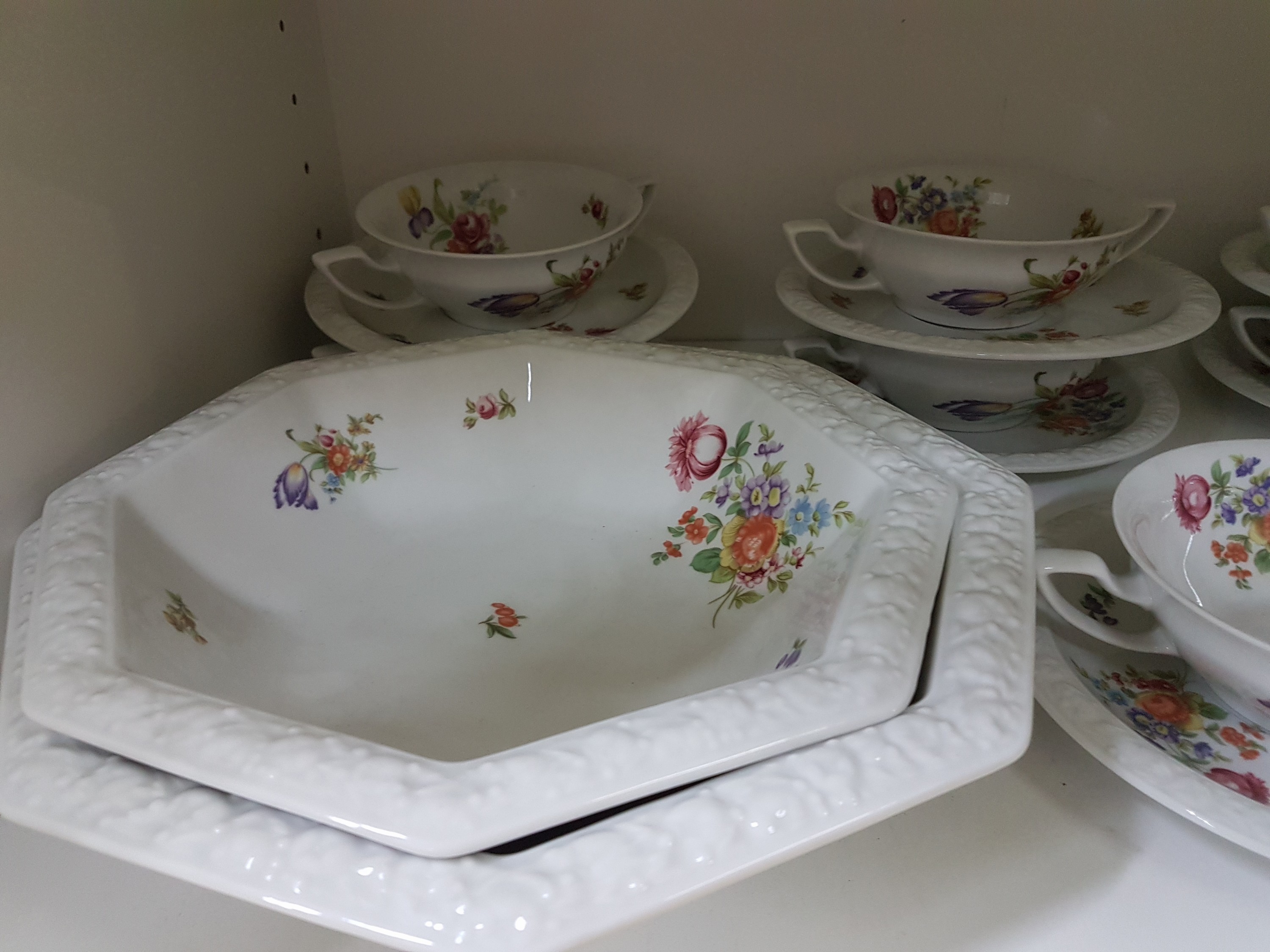 Detail d: Kaffee- und Tafelservice, Rosenthal, Blumendekor, Form Maria und Perlrand, 20 Tassen Maria mit 14 Untertassen Perlrand, 12 Dessertteller, 2 ...