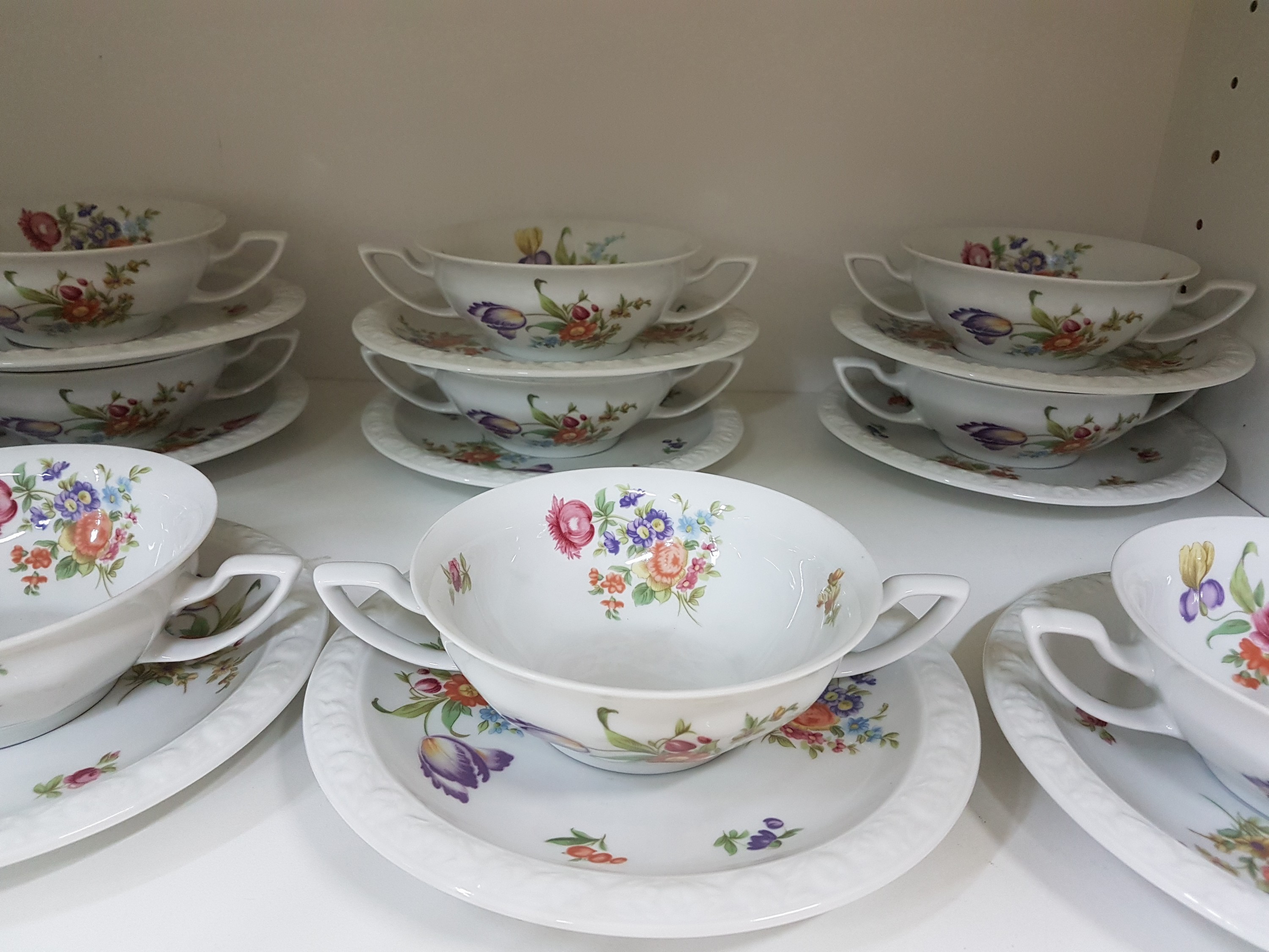 Detail e: Kaffee- und Tafelservice, Rosenthal, Blumendekor, Form Maria und Perlrand, 20 Tassen Maria mit 14 Untertassen Perlrand, 12 Dessertteller, 2 ...