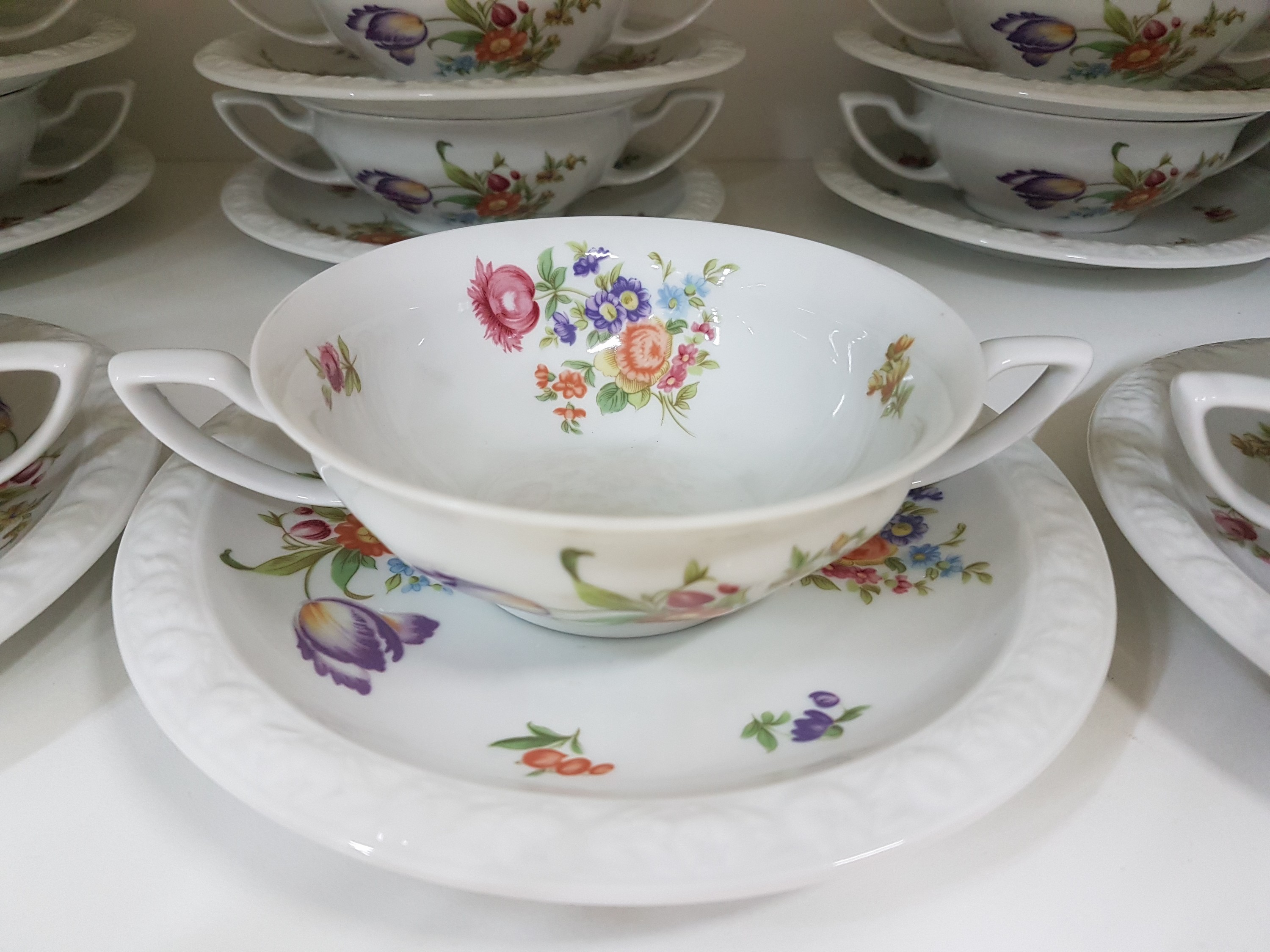 Detail f: Kaffee- und Tafelservice, Rosenthal, Blumendekor, Form Maria und Perlrand, 20 Tassen Maria mit 14 Untertassen Perlrand, 12 Dessertteller, 2 ...