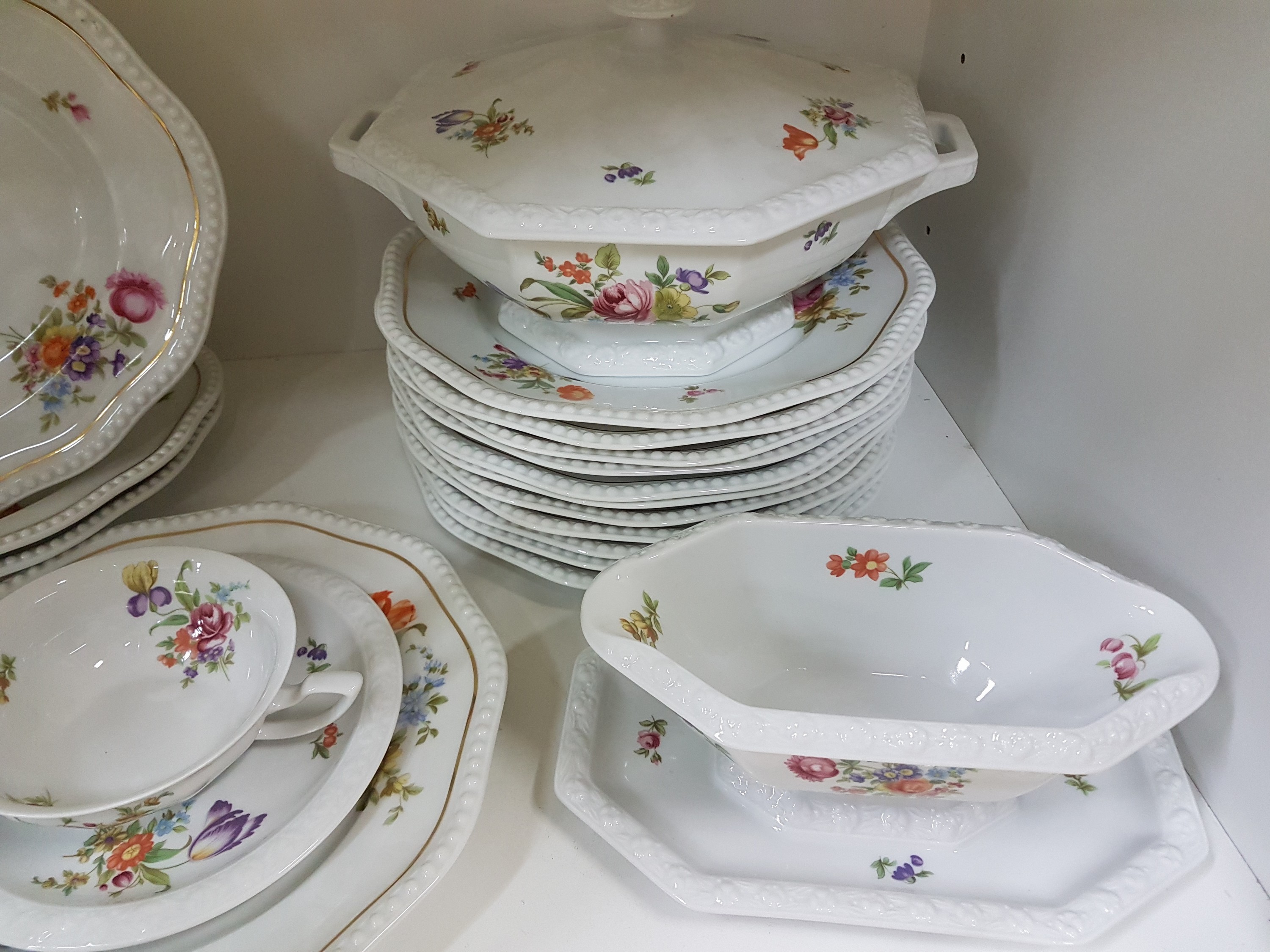 Detail g: Kaffee- und Tafelservice, Rosenthal, Blumendekor, Form Maria und Perlrand, 20 Tassen Maria mit 14 Untertassen Perlrand, 12 Dessertteller, 2 ...