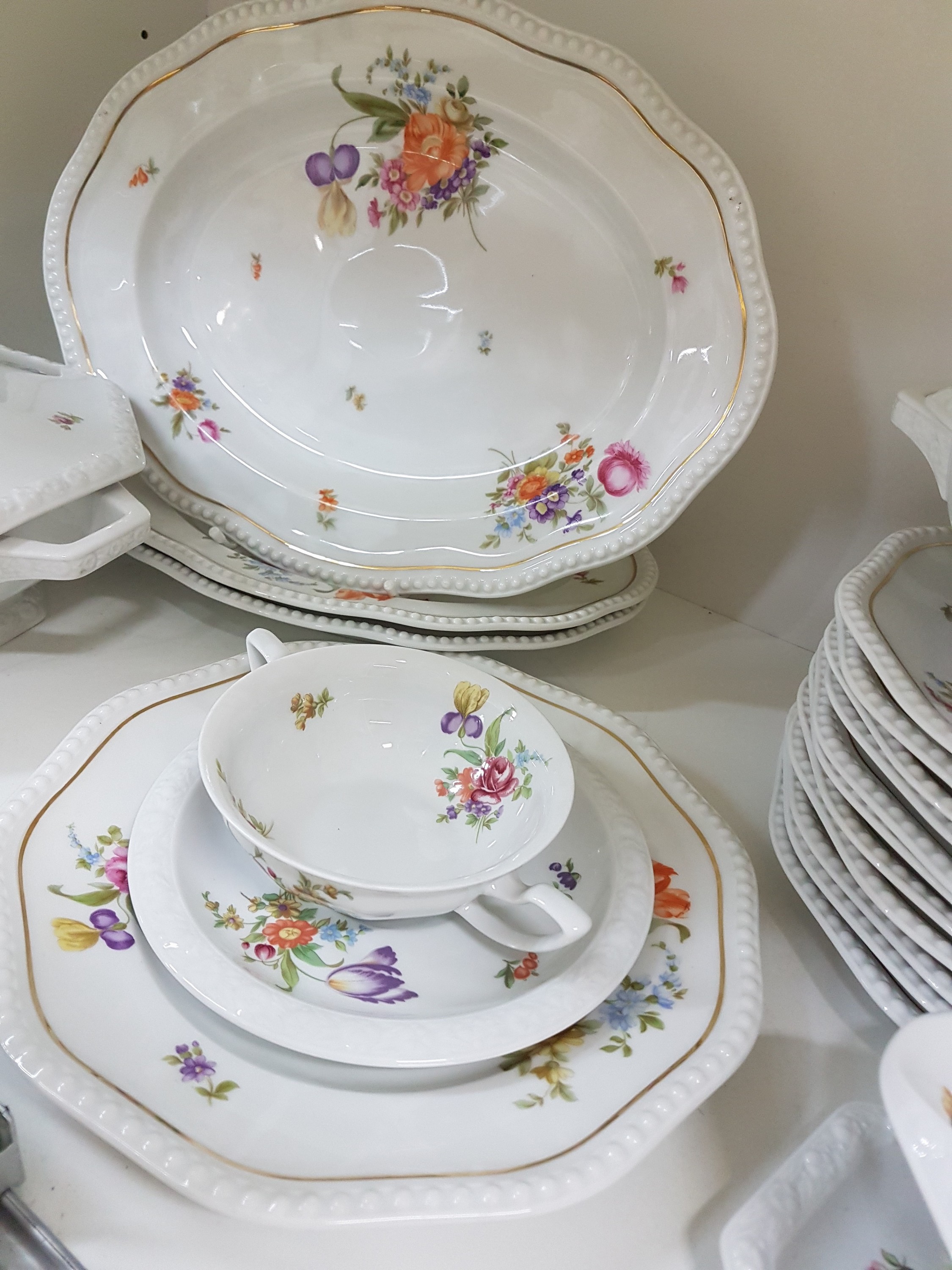 Detail h: Kaffee- und Tafelservice, Rosenthal, Blumendekor, Form Maria und Perlrand, 20 Tassen Maria mit 14 Untertassen Perlrand, 12 Dessertteller, 2 ...
