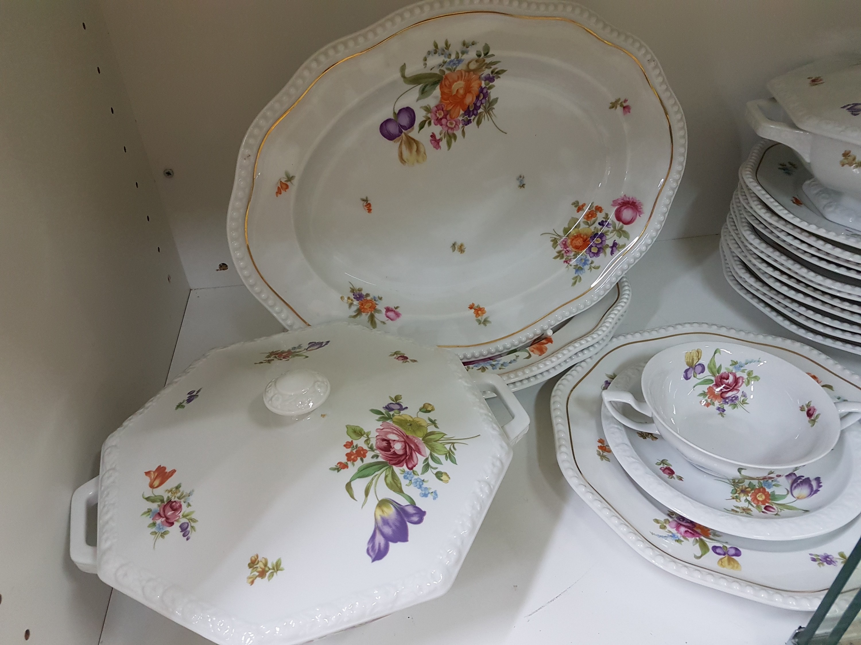 Detail i: Kaffee- und Tafelservice, Rosenthal, Blumendekor, Form Maria und Perlrand, 20 Tassen Maria mit 14 Untertassen Perlrand, 12 Dessertteller, 2 ...