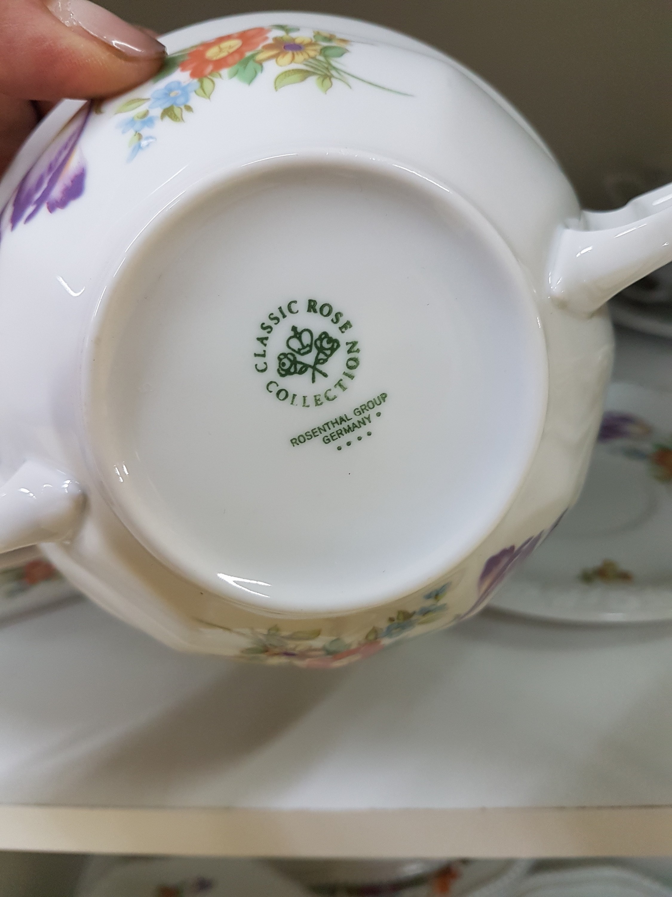 Detail j: Kaffee- und Tafelservice, Rosenthal, Blumendekor, Form Maria und Perlrand, 20 Tassen Maria mit 14 Untertassen Perlrand, 12 Dessertteller, 2 ...