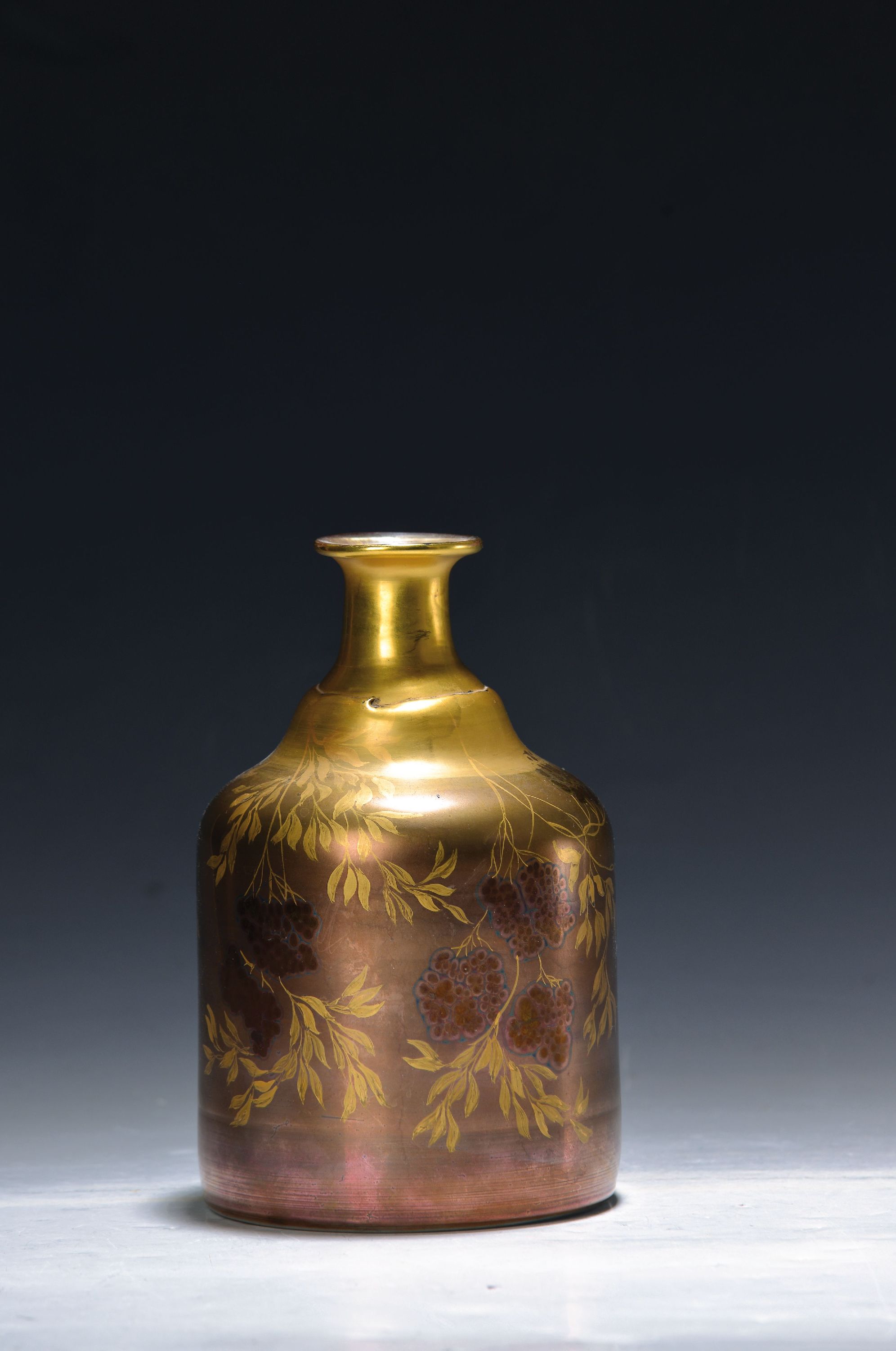 Image 26951560 - Vase in Flaschenform, Eisch, dat. 81, farbloses Glas, floral bemalt, am Boden signiert ...
