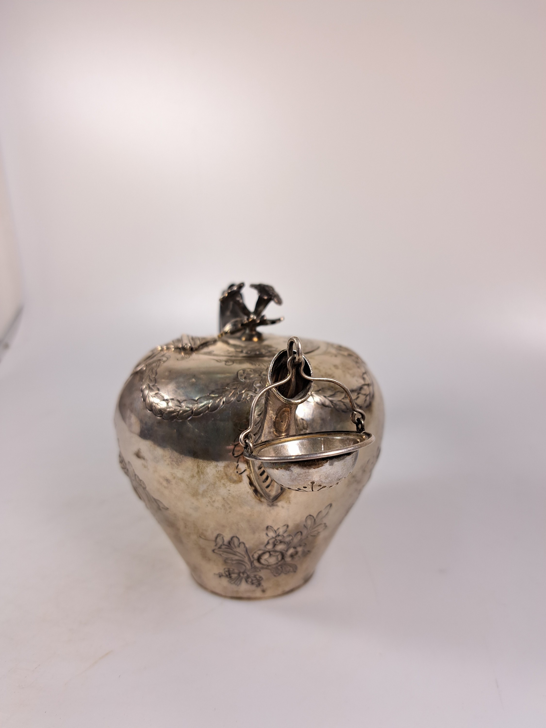 Detail d: Teekanne aus Silber, 19.Jh., Silber, reliefiert mit Blumen und Girlanden, Griff ebonisiertes Holz, eingestecktes Teesieb, H. ca. 13cm, Marken ...