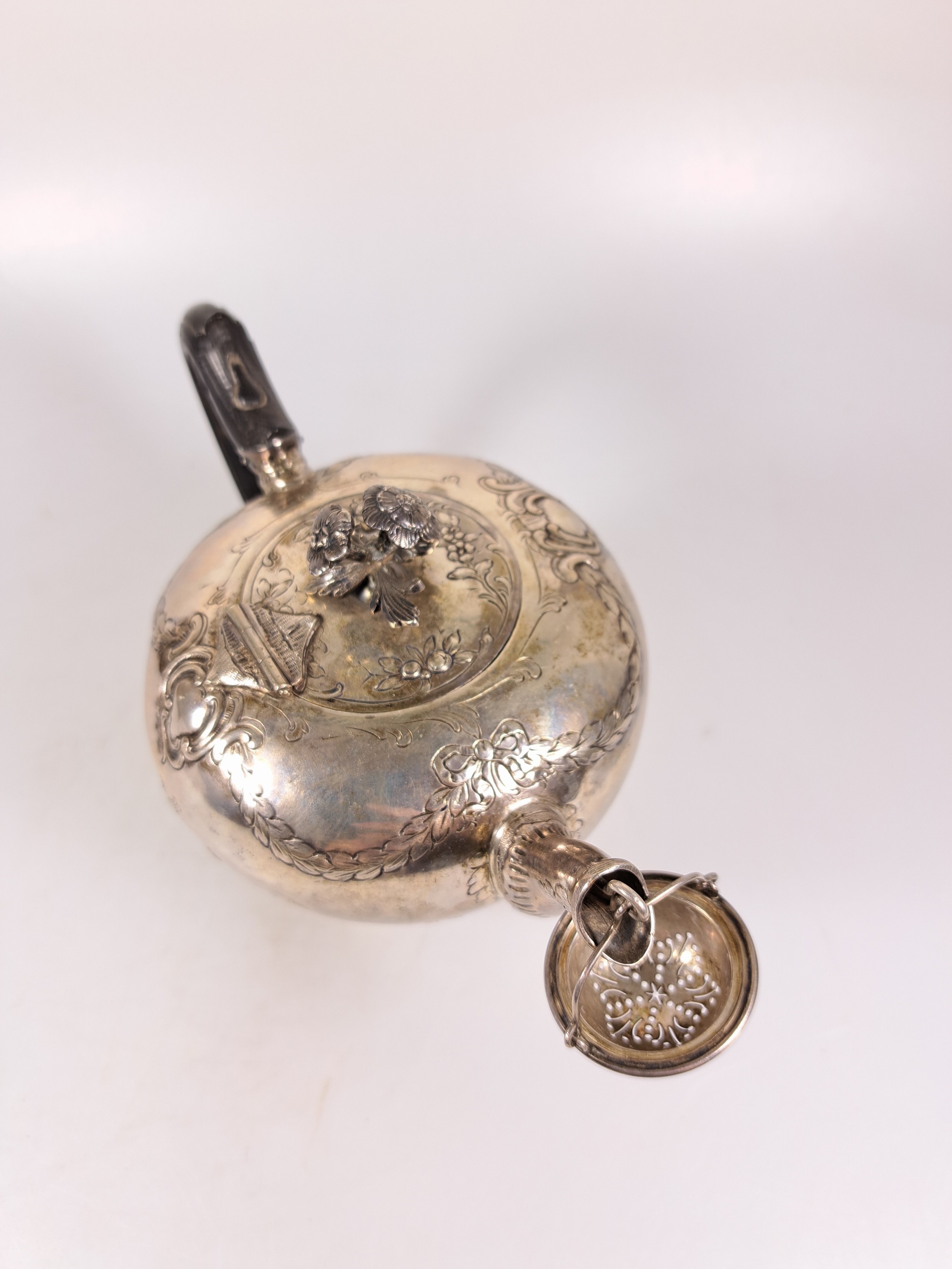 Detail e: Teekanne aus Silber, 19.Jh., Silber, reliefiert mit Blumen und Girlanden, Griff ebonisiertes Holz, eingestecktes Teesieb, H. ca. 13cm, Marken ...