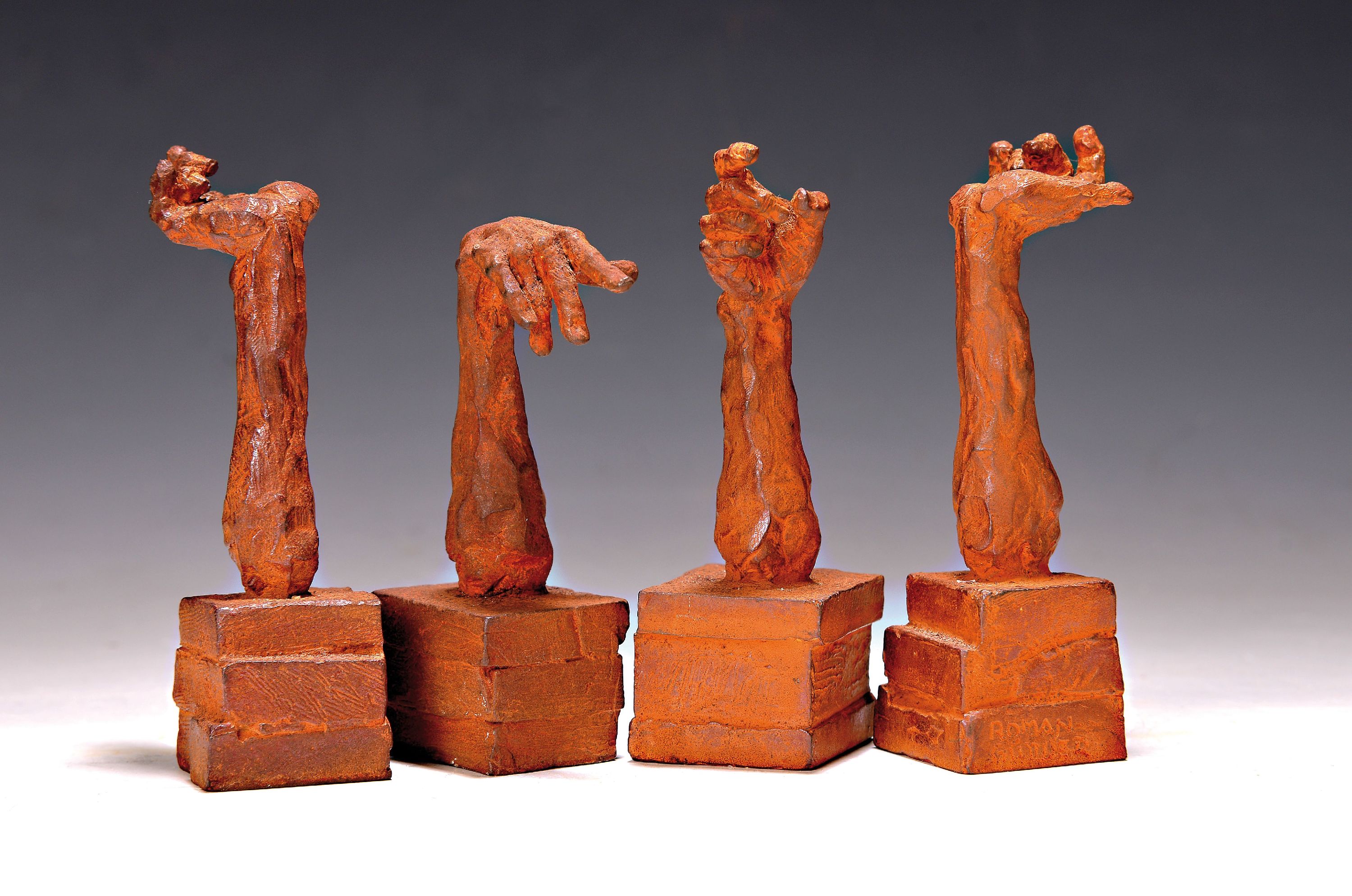Roman Güttler, zeitgenössischer Bildhauer, vier Eisenskulpturen, Unterarme, signiert, einmal dat. 2010, H. ca. 14 cm