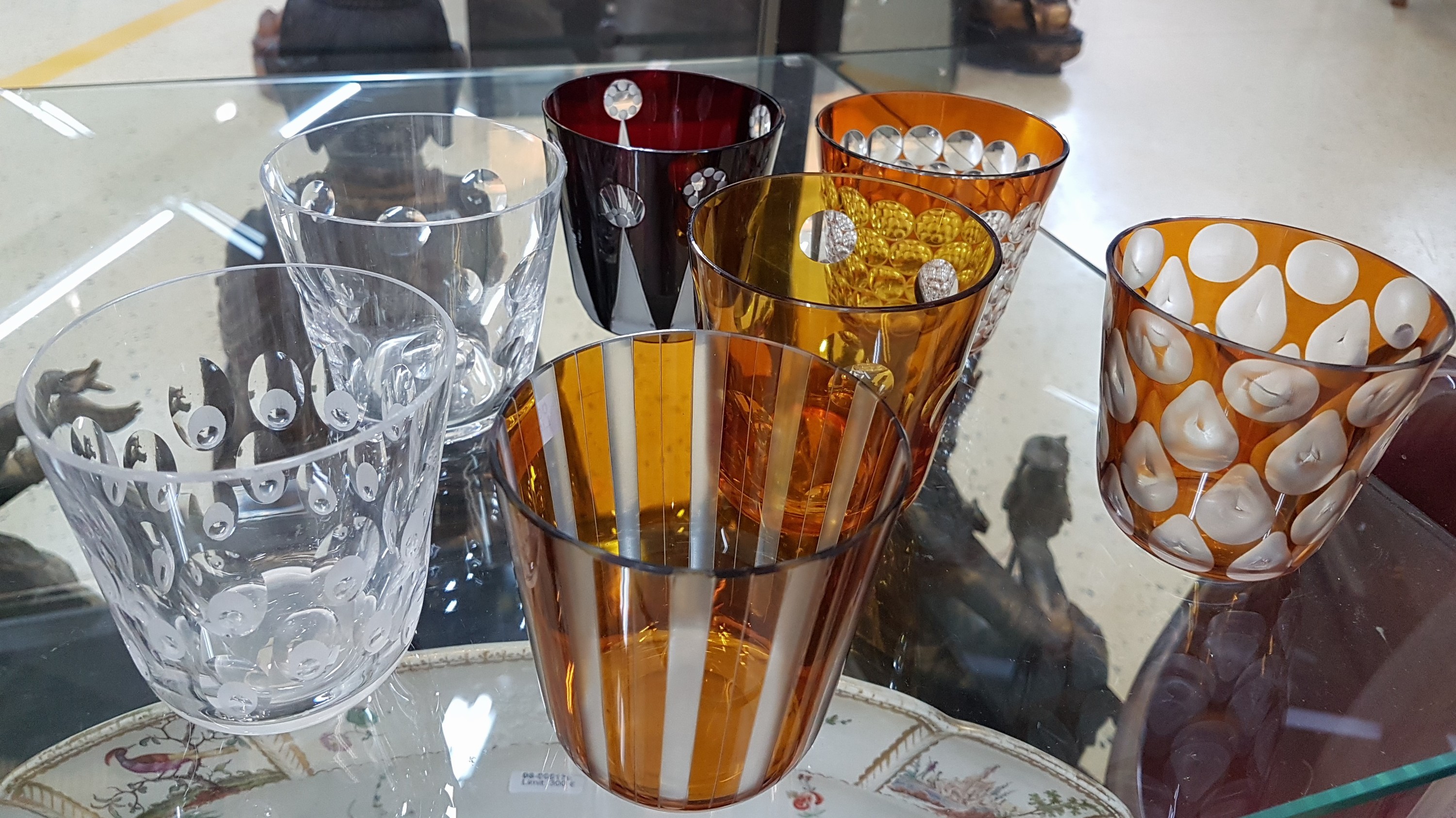 Detail b: Carl Rotter, Lübeck, 7 Bechergläser, 5 x farbig überfangen, zwei farblose Gläser, alle Kristallglas geschliffen und geschnitten, z.T. mattiert, ...