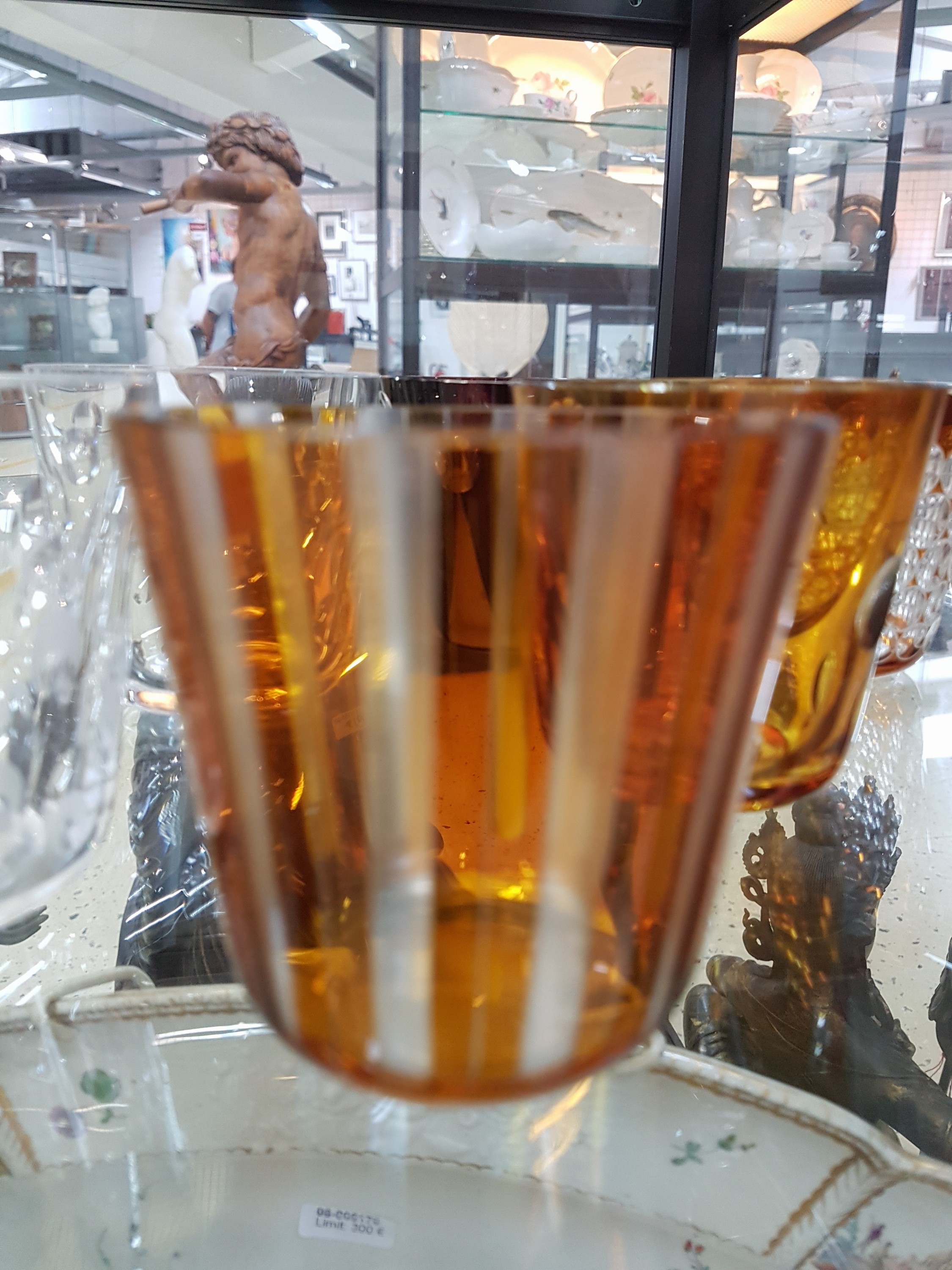 Detail d: Carl Rotter, Lübeck, 7 Bechergläser, 5 x farbig überfangen, zwei farblose Gläser, alle Kristallglas geschliffen und geschnitten, z.T. mattiert, ...