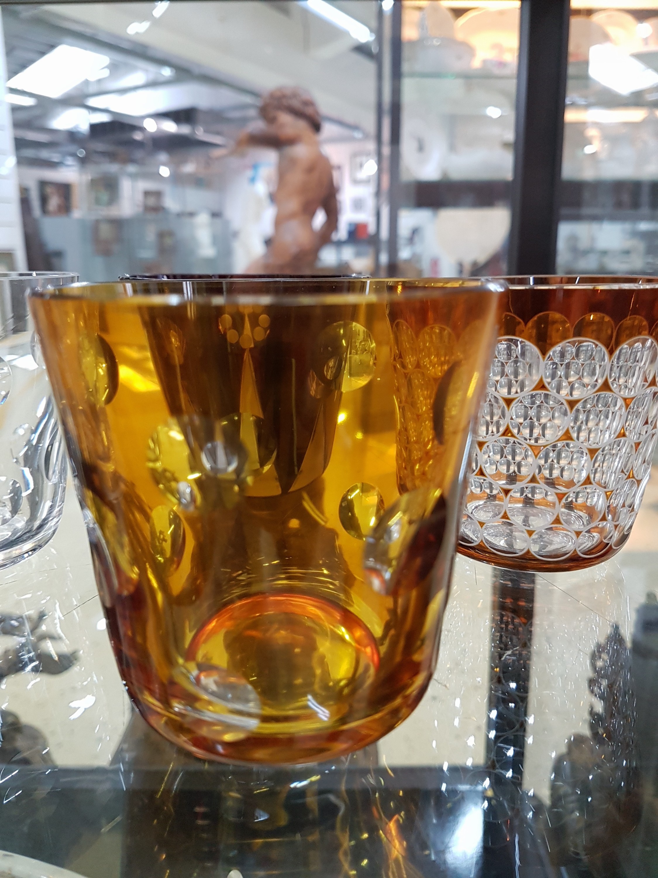 Detail f: Carl Rotter, Lübeck, 7 Bechergläser, 5 x farbig überfangen, zwei farblose Gläser, alle Kristallglas geschliffen und geschnitten, z.T. mattiert, ...