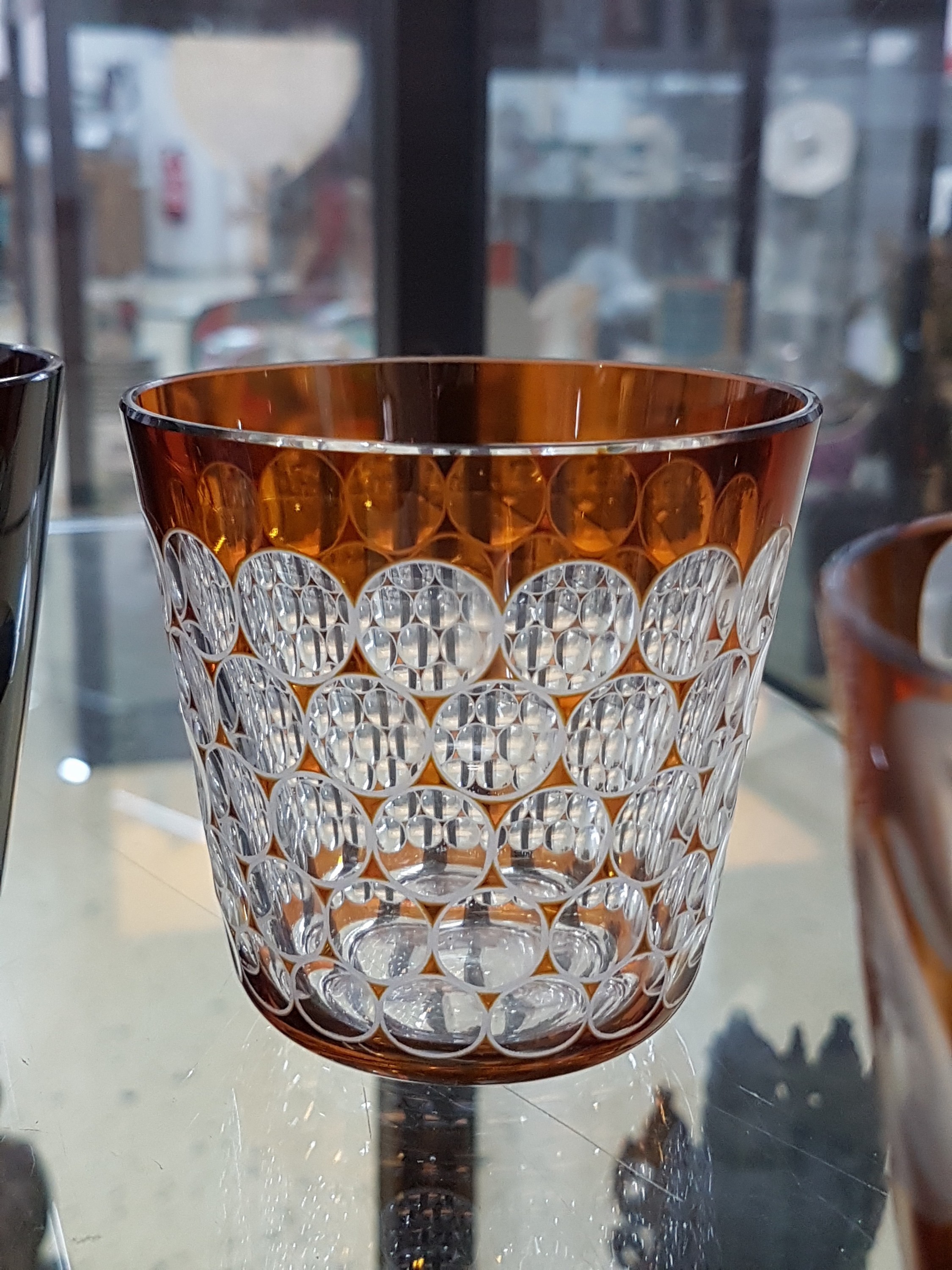 Detail g: Carl Rotter, Lübeck, 7 Bechergläser, 5 x farbig überfangen, zwei farblose Gläser, alle Kristallglas geschliffen und geschnitten, z.T. mattiert, ...