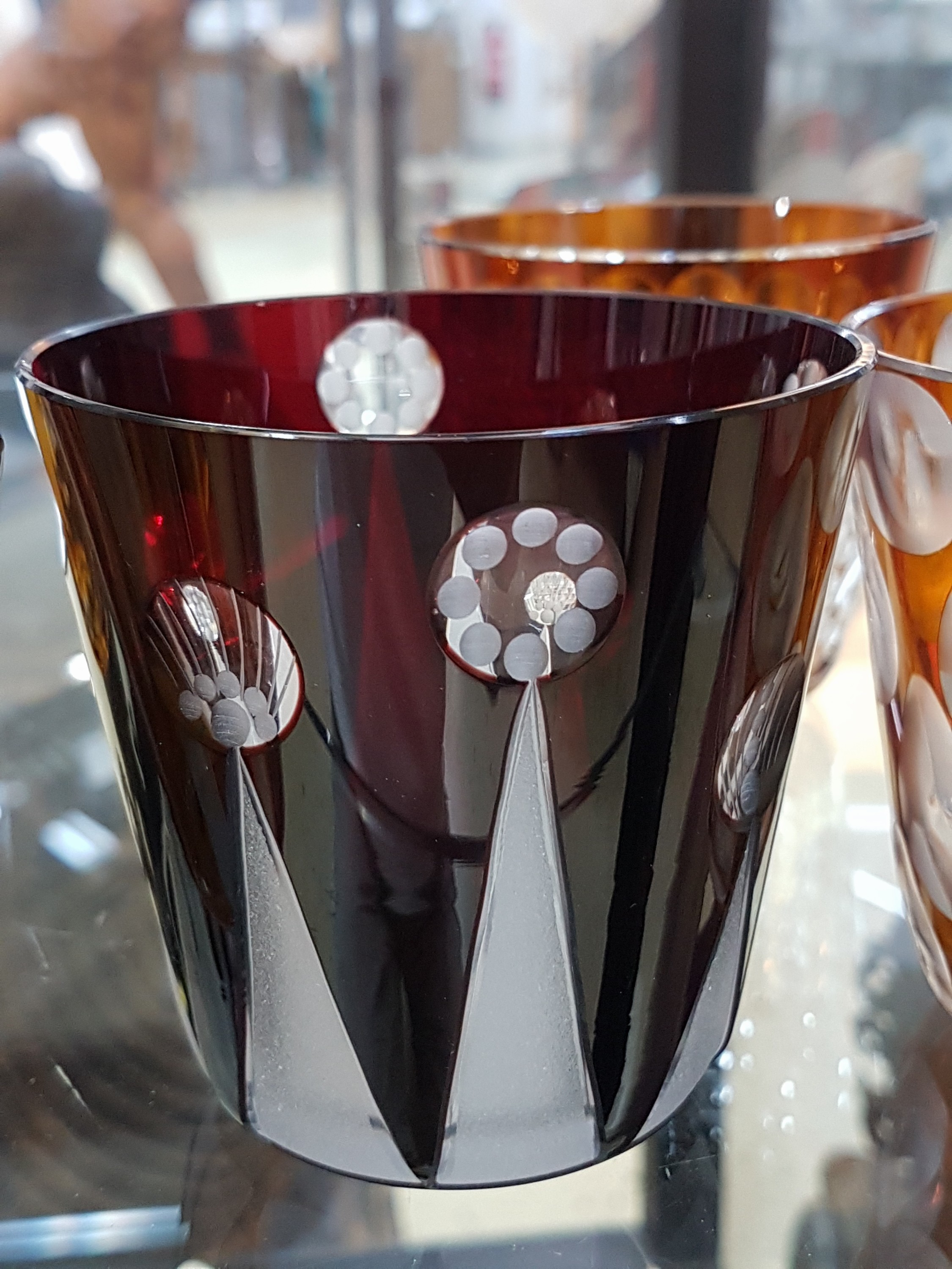 Detail h: Carl Rotter, Lübeck, 7 Bechergläser, 5 x farbig überfangen, zwei farblose Gläser, alle Kristallglas geschliffen und geschnitten, z.T. mattiert, ...