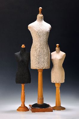 Image 26951561 - Drei Schneiderpuppen, 20. Jh., Holzfüsse z.T. gedrechselt, H. ca. 53-84 cm, erste ...