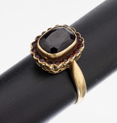Image 26951574 - 14 kt Gold Granat-Ring, GG 585/000, oval und rundfacett. Granate, RW 58, ca. 4.2 g
