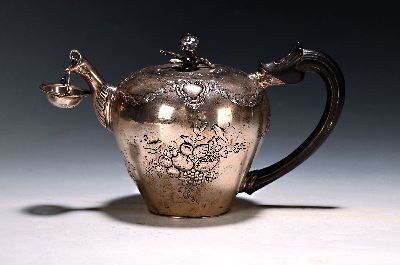 Image Teekanne aus Silber, 19.Jh., Silber, reliefiert mit Blumen und Girlanden, Griff ...