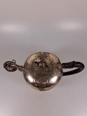 26951583b - Teekanne aus Silber, 19.Jh., Silber, reliefiert mit Blumen und Girlanden, Griff ...