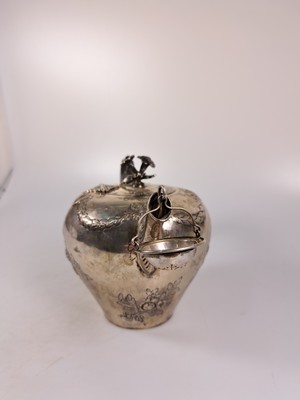 26951583d - Teekanne aus Silber, 19.Jh., Silber, reliefiert mit Blumen und Girlanden, Griff ...